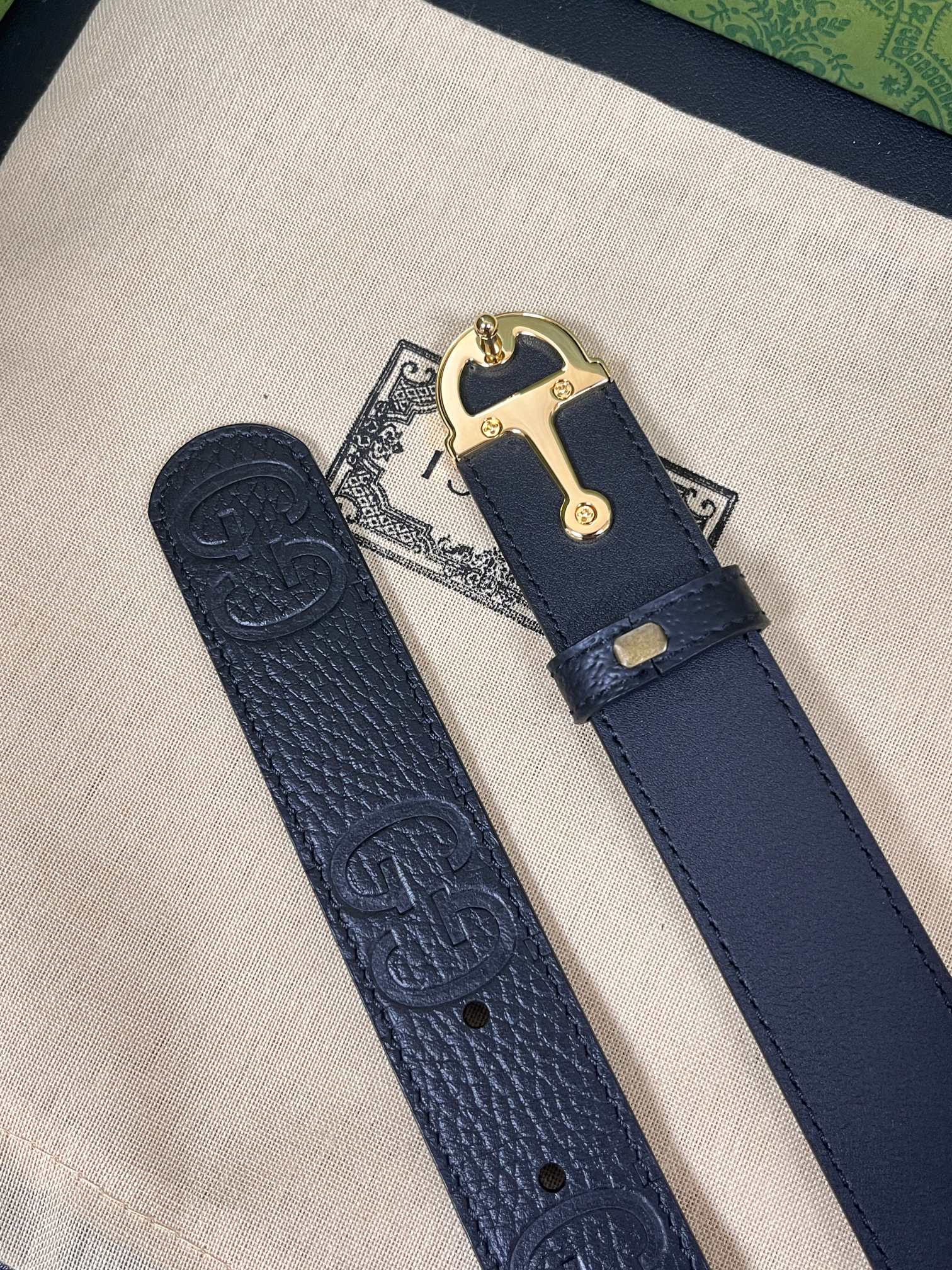 当季新款，春夏系列，品牌标志性的GG钻标识经重新诠释后，草莓，樱桃 印花黑色进口牛皮，以光彩夺目的调呈现