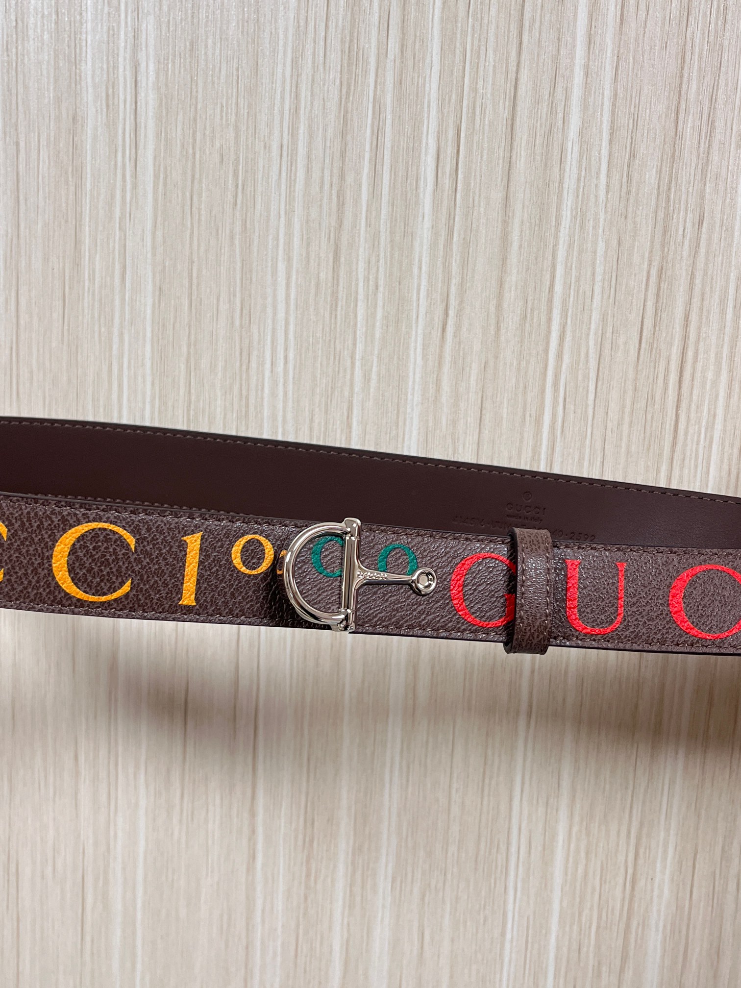 当季新款，春夏系列，品牌标志性的GG钻标识经重新诠释后， 印花咖色色进口牛皮，以光彩夺目的调呈现在这款女