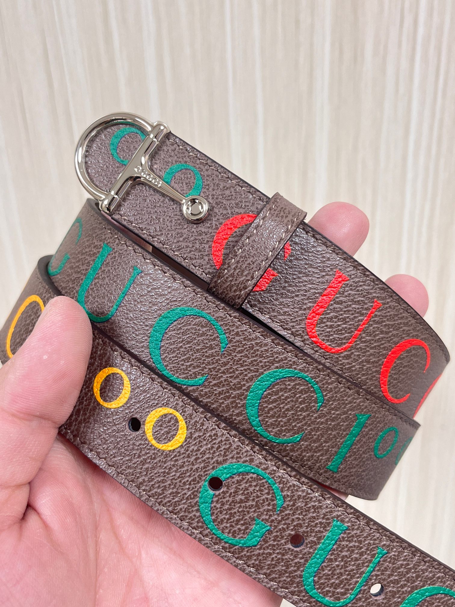 当季新款，春夏系列，品牌标志性的GG钻标识经重新诠释后， 印花咖色色进口牛皮，以光彩夺目的调呈现在这款女