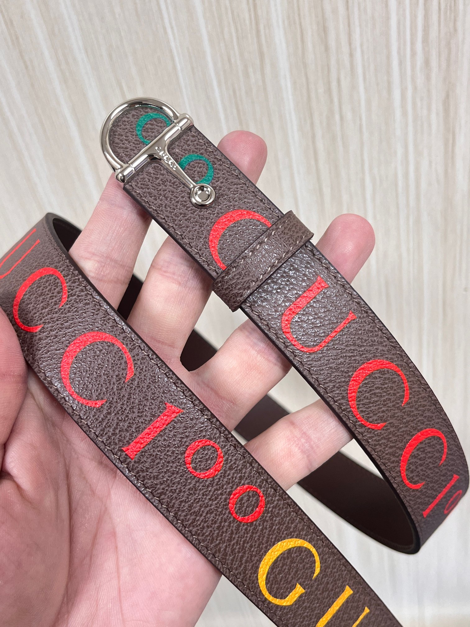 当季新款，春夏系列，品牌标志性的GG钻标识经重新诠释后， 印花咖色色进口牛皮，以光彩夺目的调呈现在这款女