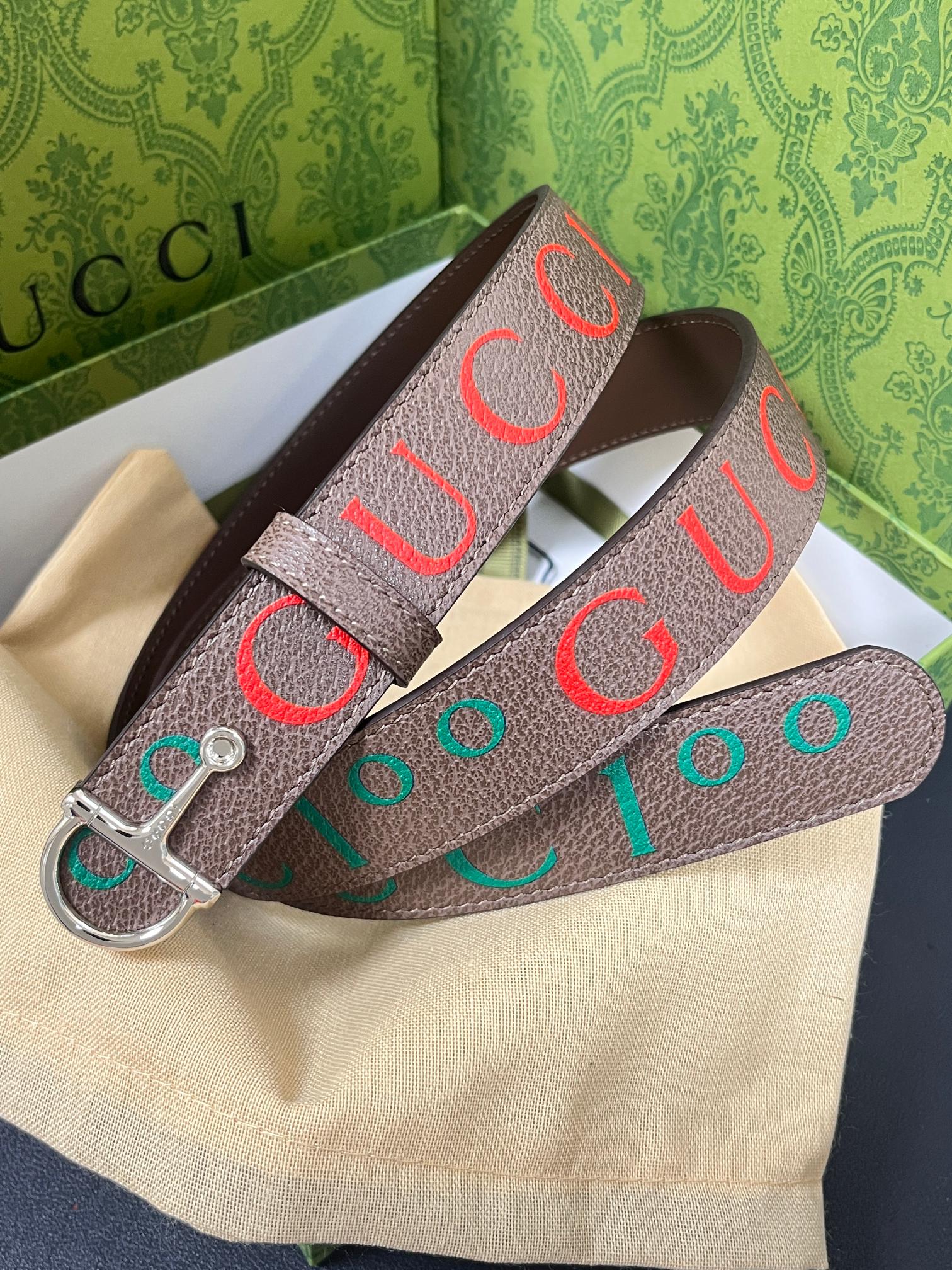 当季新款，春夏系列，品牌标志性的GG钻标识经重新诠释后， 印花咖色色进口牛皮，以光彩夺目的调呈现在这款女