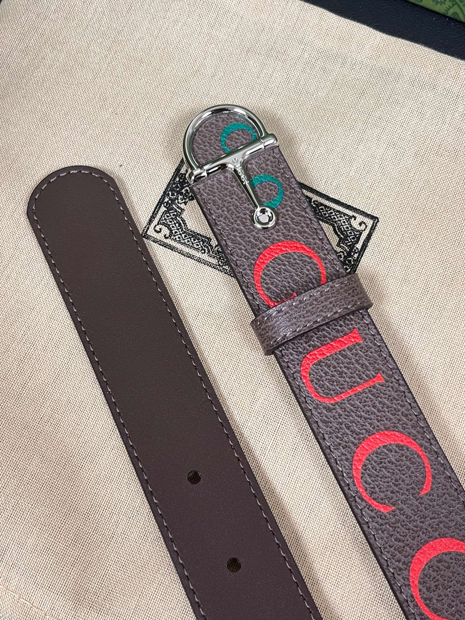 当季新款，春夏系列，品牌标志性的GG钻标识经重新诠释后， 印花咖色色进口牛皮，以光彩夺目的调呈现在这款女