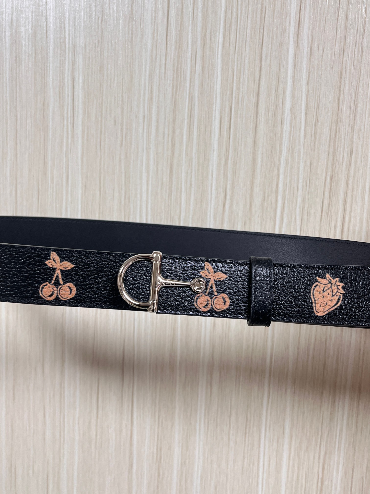 当季新款，春夏系列，品牌标志性的GG钻标识经重新诠释后，草莓，樱桃 印花黑色进口牛皮，以光彩夺目的调呈现