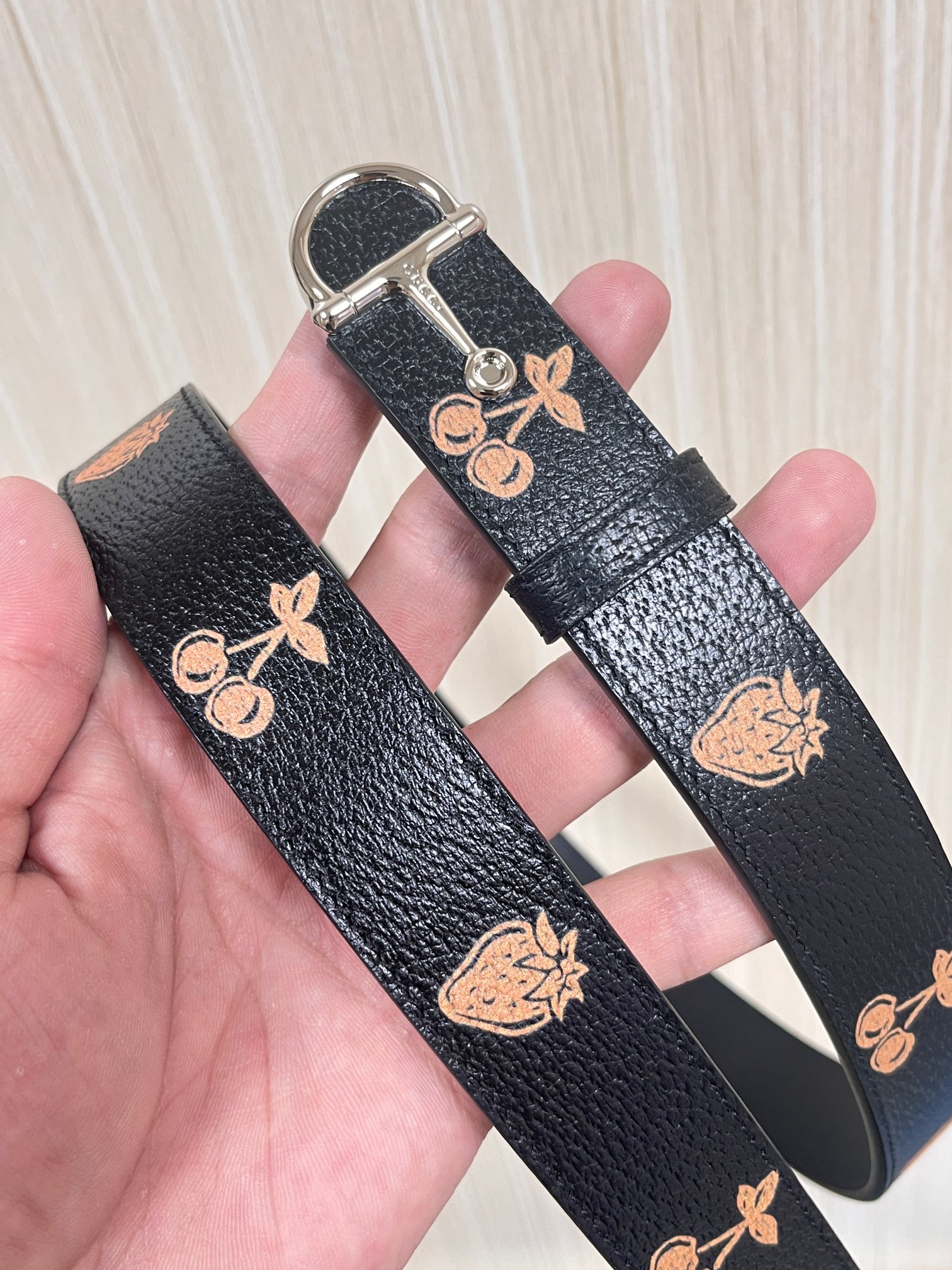 当季新款，春夏系列，品牌标志性的GG钻标识经重新诠释后，草莓，樱桃 印花黑色进口牛皮，以光彩夺目的调呈现