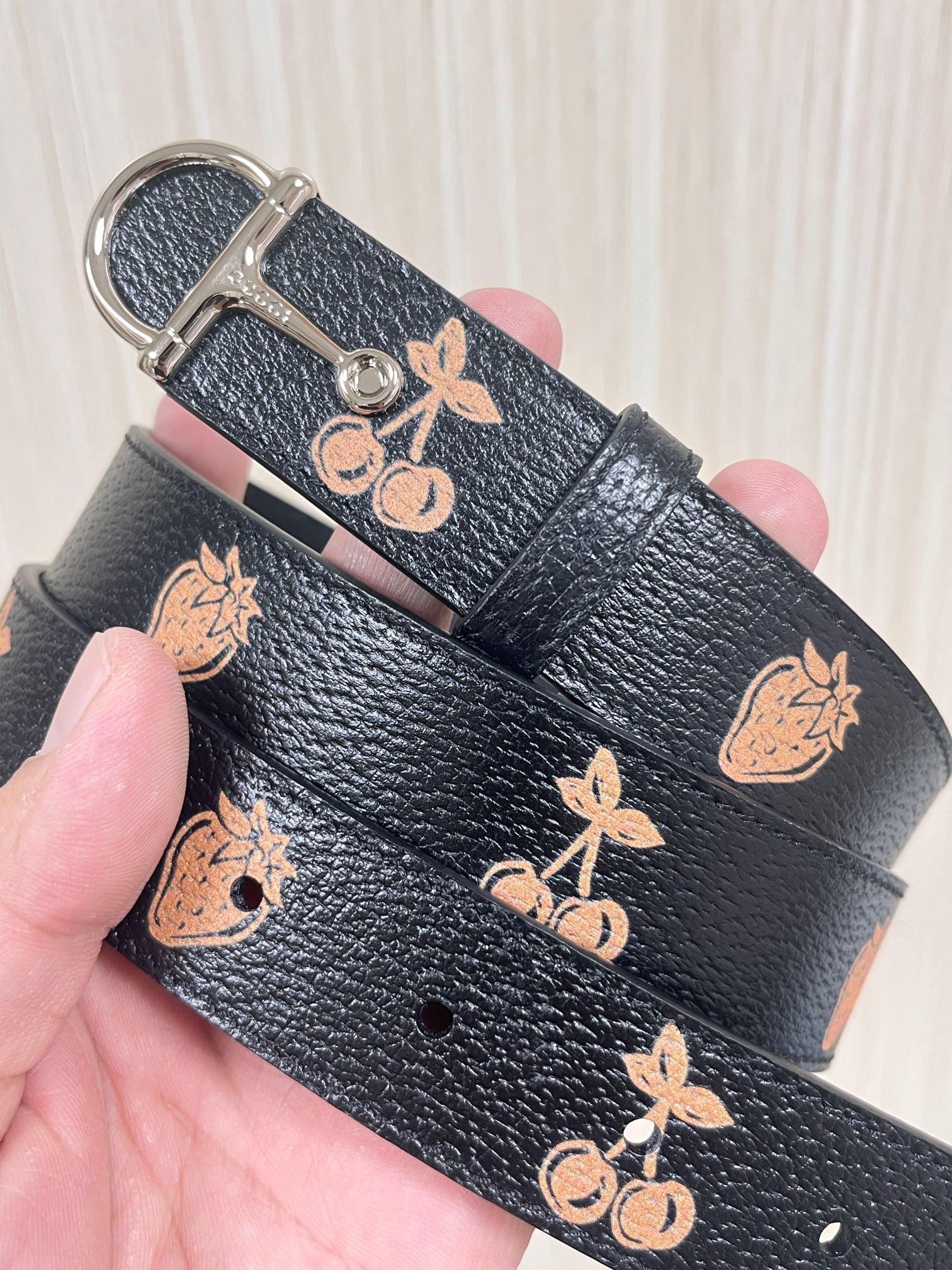 当季新款，春夏系列，品牌标志性的GG钻标识经重新诠释后，草莓，樱桃 印花黑色进口牛皮，以光彩夺目的调呈现