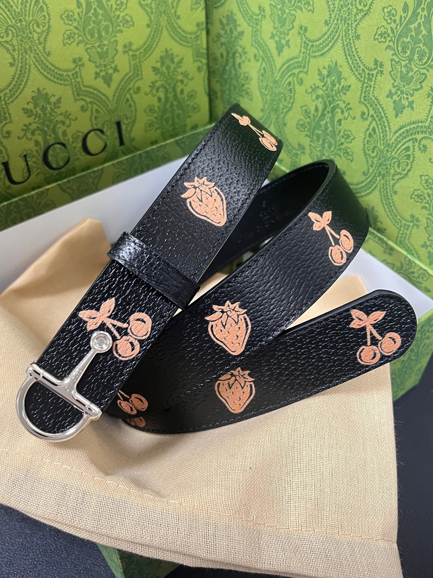 当季新款，春夏系列，品牌标志性的GG钻标识经重新诠释后，草莓，樱桃 印花黑色进口牛皮，以光彩夺目的调呈现