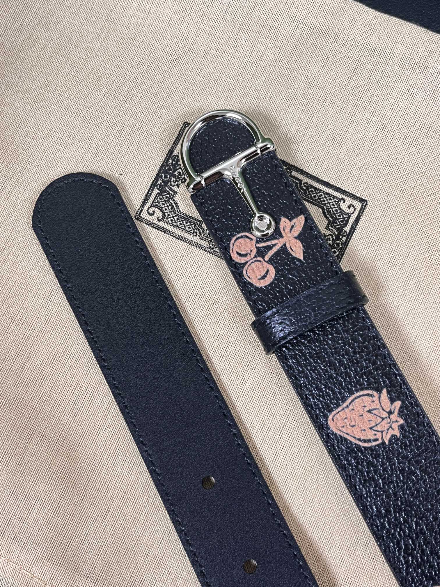 当季新款，春夏系列，品牌标志性的GG钻标识经重新诠释后，草莓，樱桃 印花黑色进口牛皮，以光彩夺目的调呈现