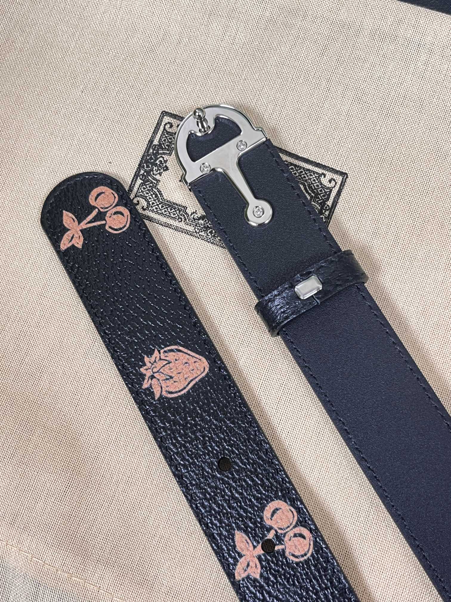 当季新款，春夏系列，品牌标志性的GG钻标识经重新诠释后，草莓，樱桃 印花黑色进口牛皮，以光彩夺目的调呈现