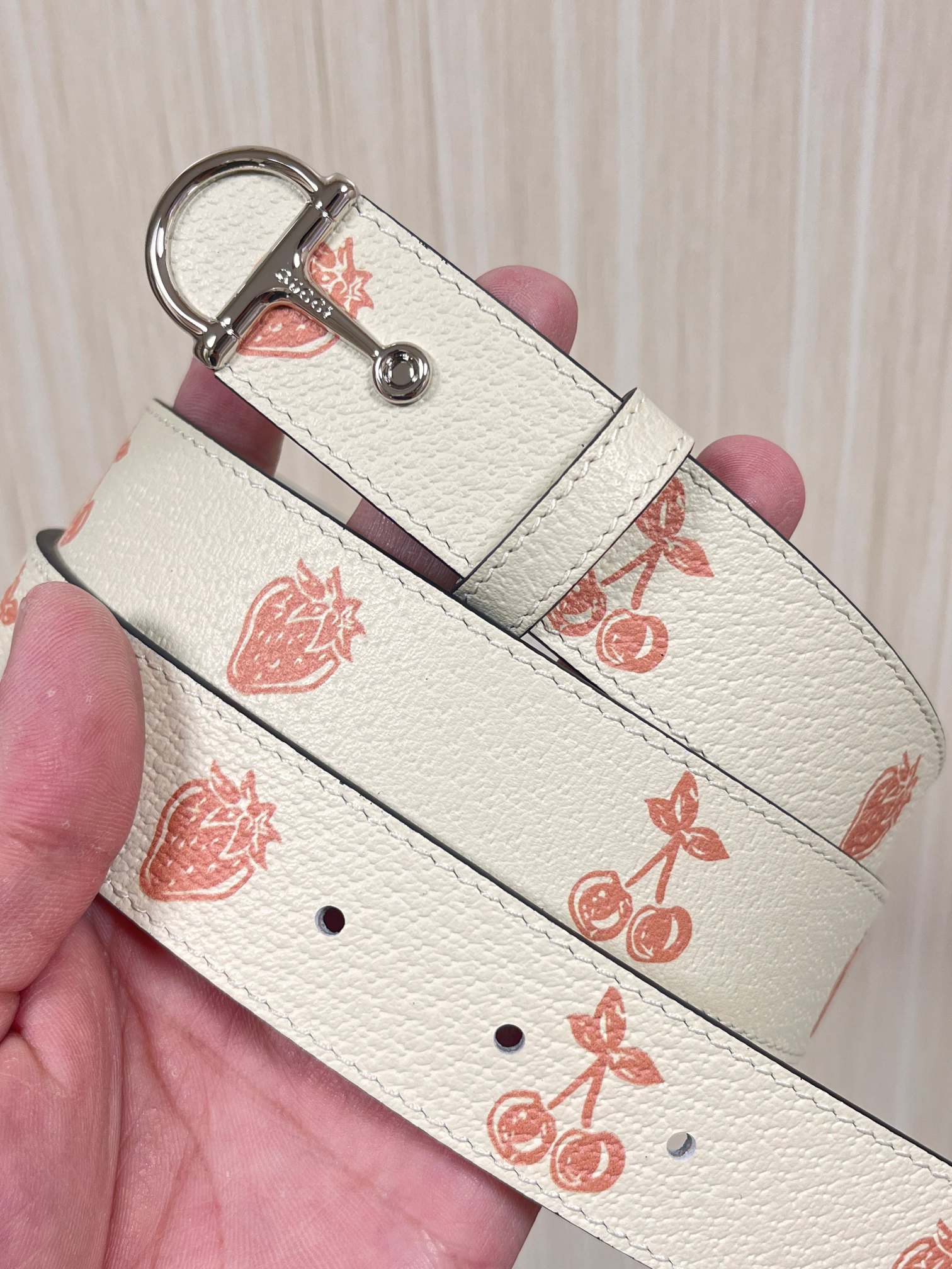 当季新款，春夏系列，品牌标志性的GG钻标识经重新诠释后，草莓，樱桃 印花米色进口牛皮，以光彩夺目的调呈现