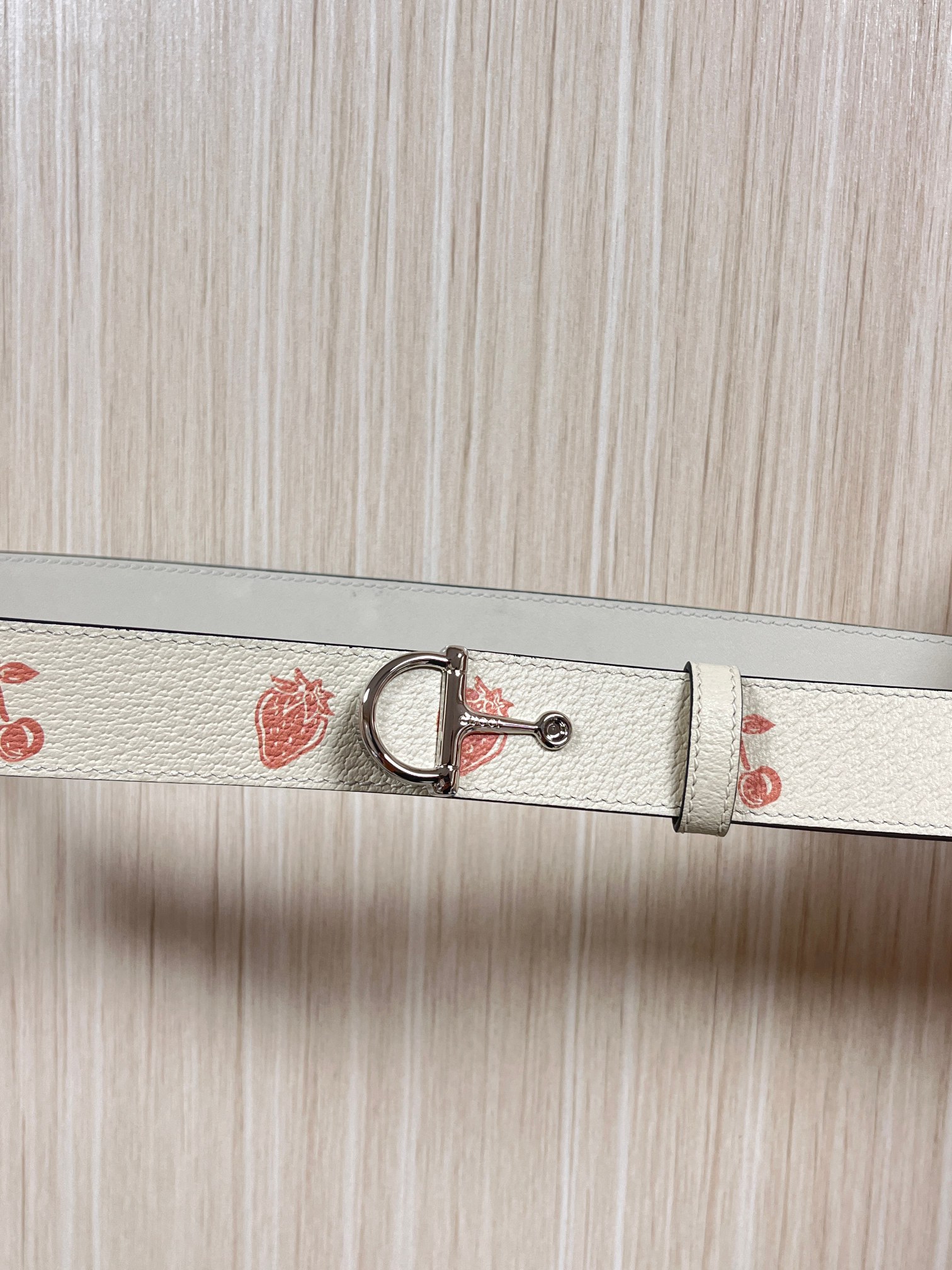 当季新款，春夏系列，品牌标志性的GG钻标识经重新诠释后，草莓，樱桃 印花米色进口牛皮，以光彩夺目的调呈现