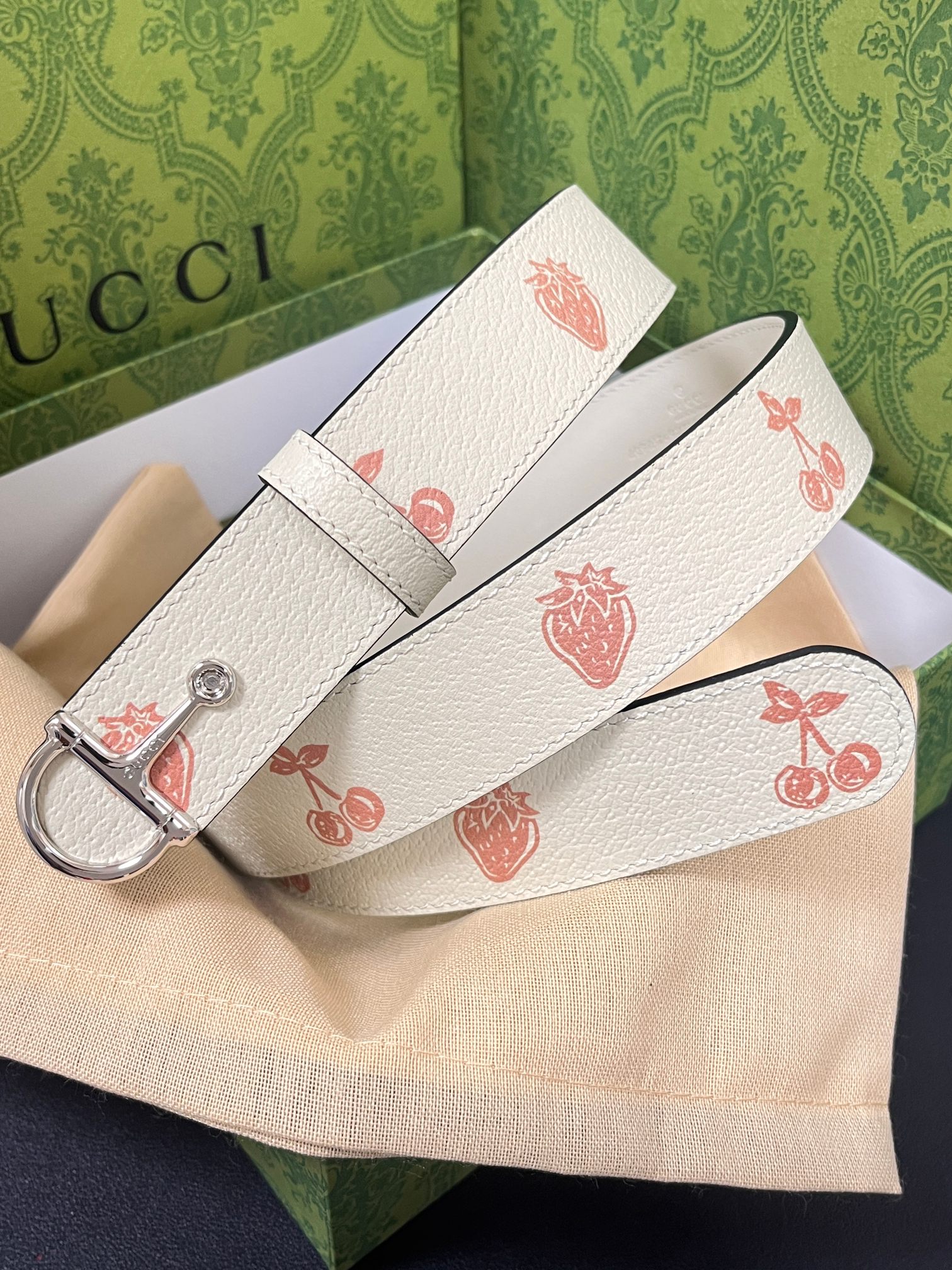 当季新款，春夏系列，品牌标志性的GG钻标识经重新诠释后，草莓，樱桃 印花米色进口牛皮，以光彩夺目的调呈现