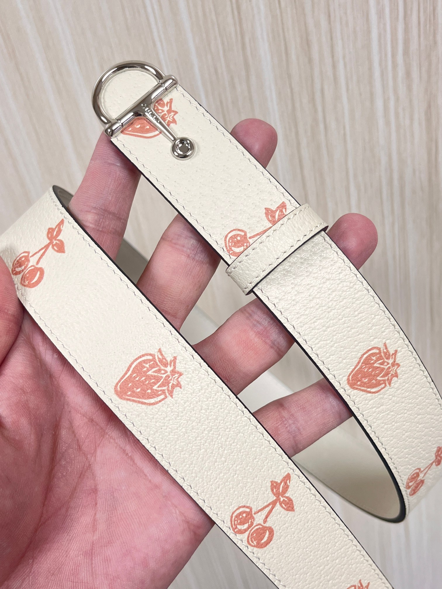 当季新款，春夏系列，品牌标志性的GG钻标识经重新诠释后，草莓，樱桃 印花米色进口牛皮，以光彩夺目的调呈现