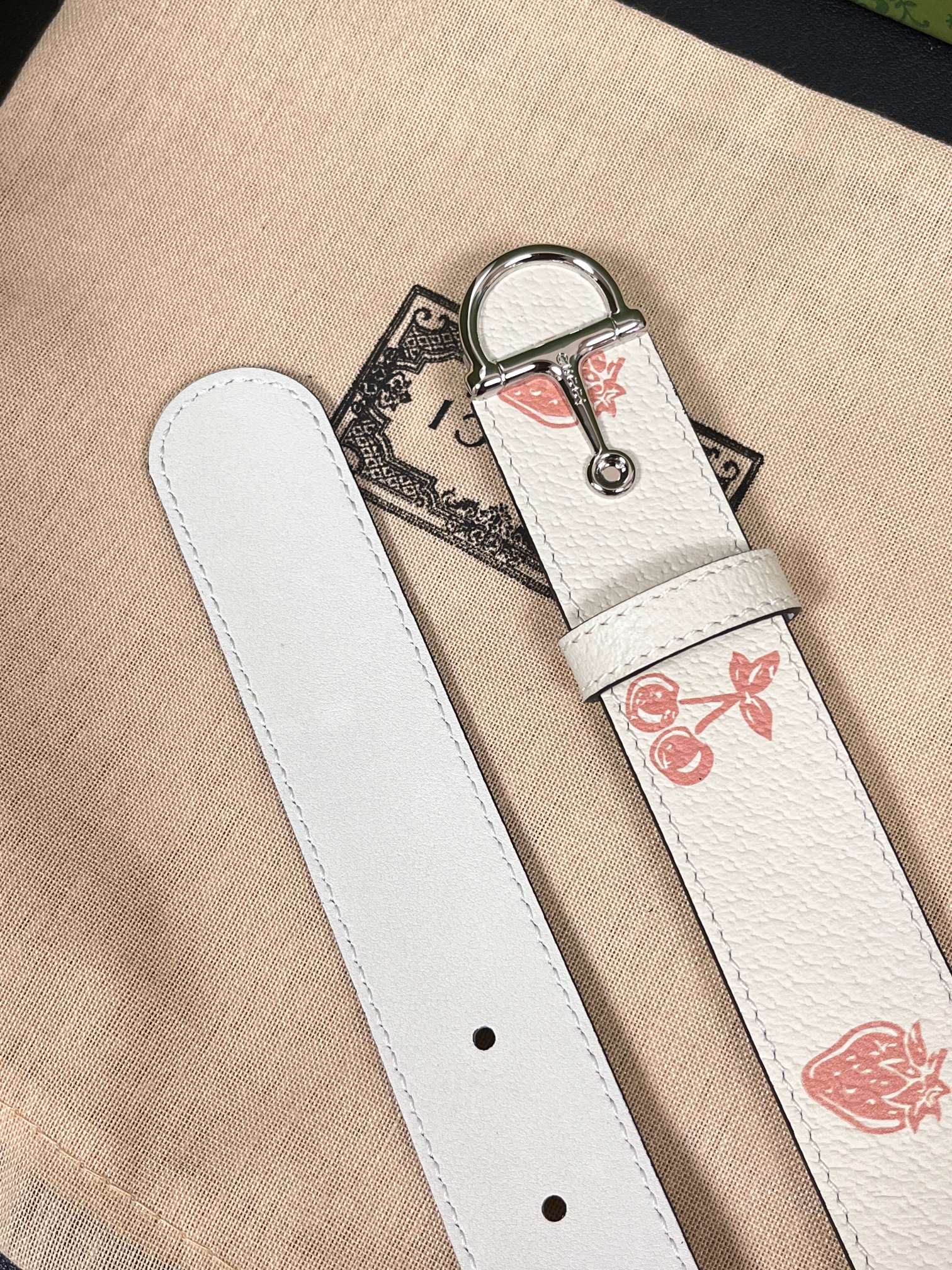 当季新款，春夏系列，品牌标志性的GG钻标识经重新诠释后，草莓，樱桃 印花米色进口牛皮，以光彩夺目的调呈现