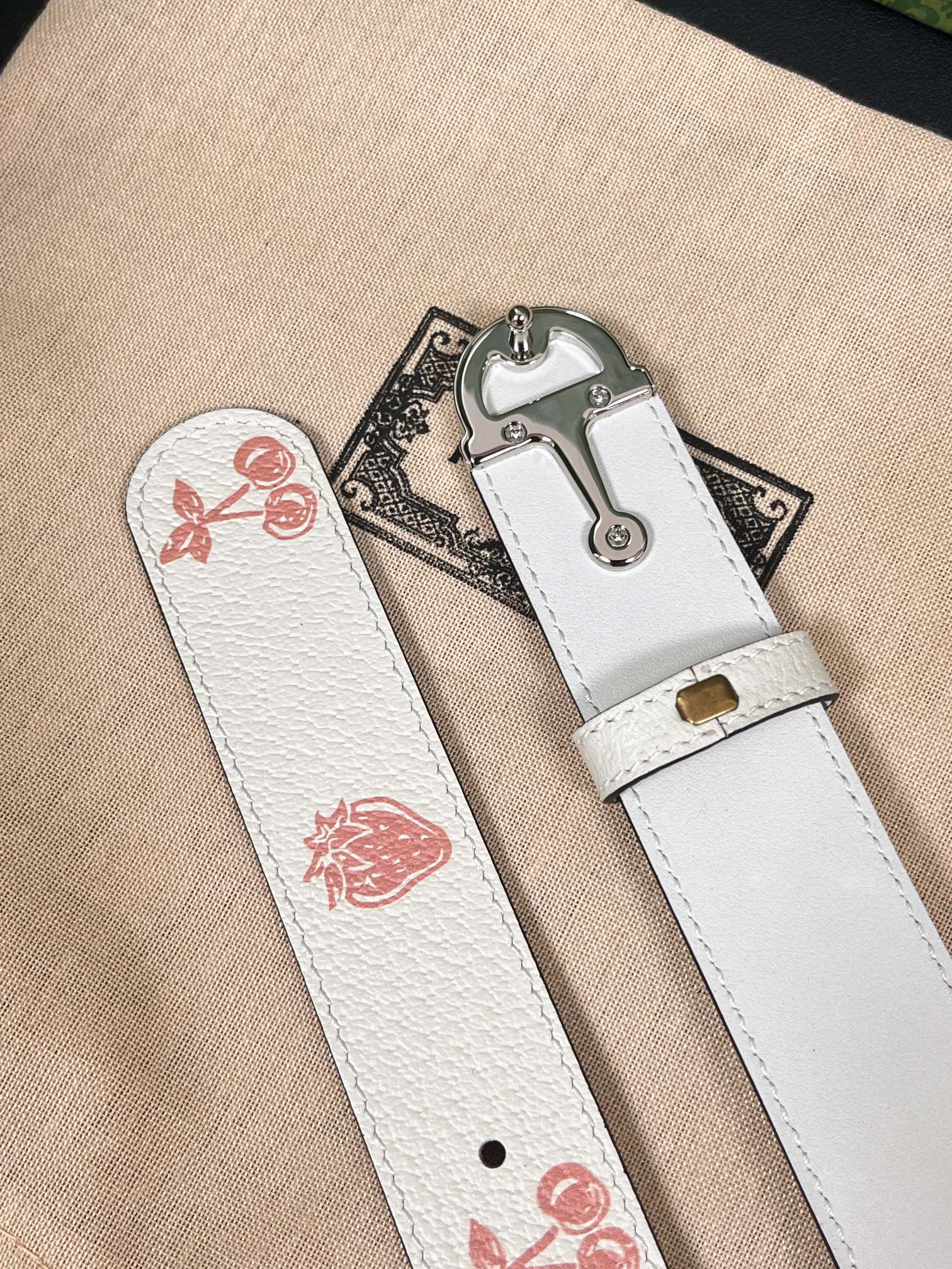 当季新款，春夏系列，品牌标志性的GG钻标识经重新诠释后，草莓，樱桃 印花米色进口牛皮，以光彩夺目的调呈现