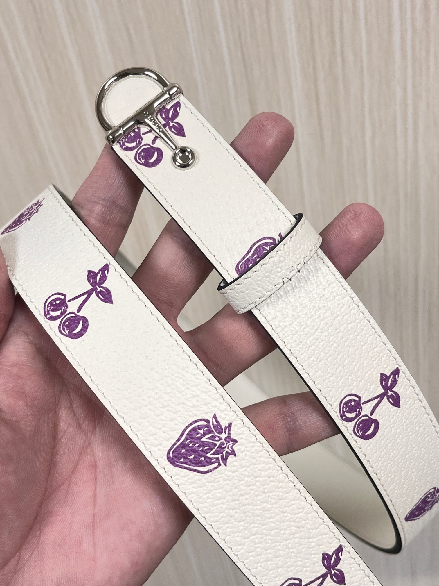 当季新款，春夏系列，品牌标志性的GG钻标识经重新诠释后，草莓，樱桃 印花米色进口牛皮，以光彩夺目的调呈现