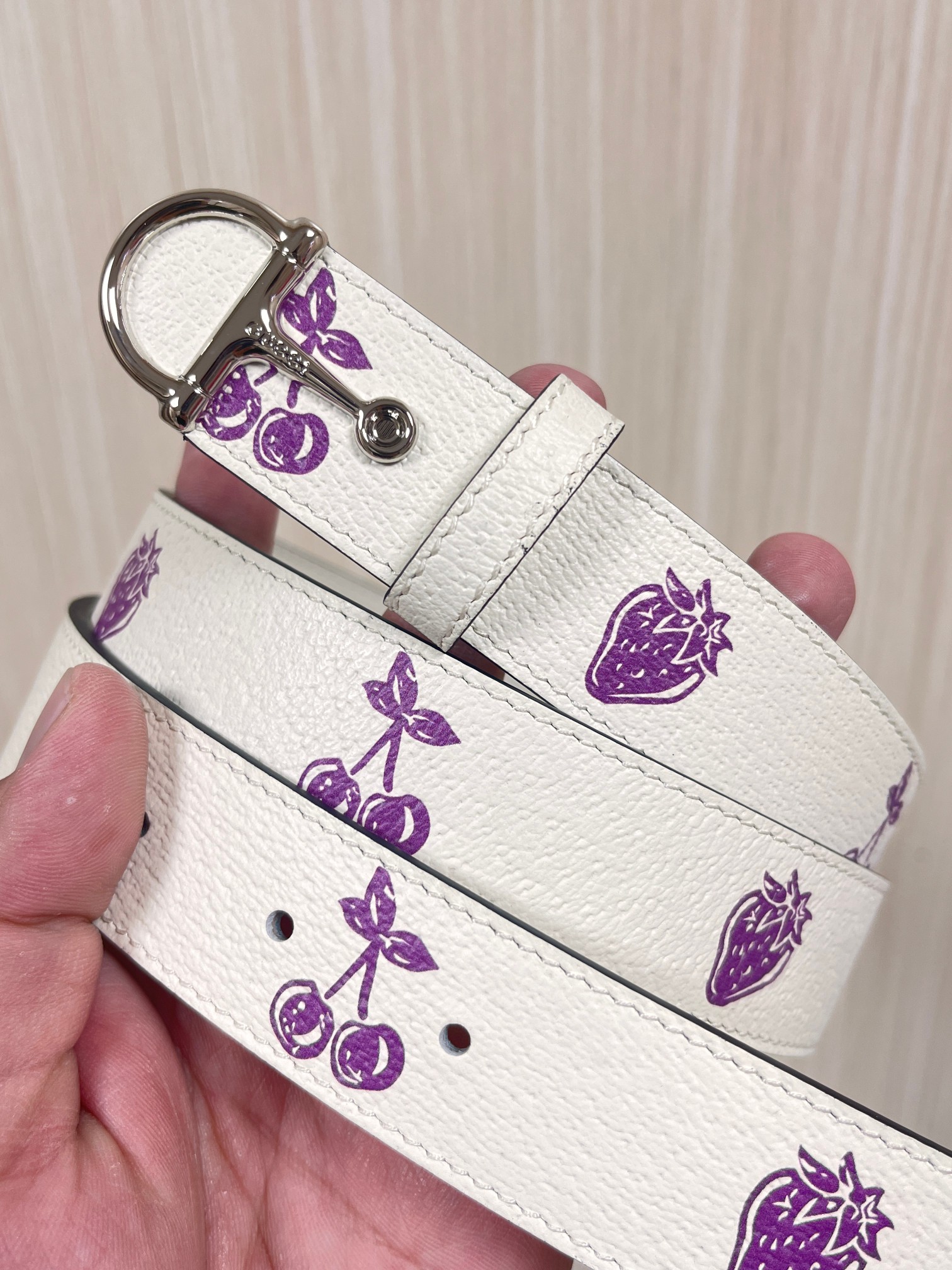 当季新款，春夏系列，品牌标志性的GG钻标识经重新诠释后，草莓，樱桃 印花米色进口牛皮，以光彩夺目的调呈现