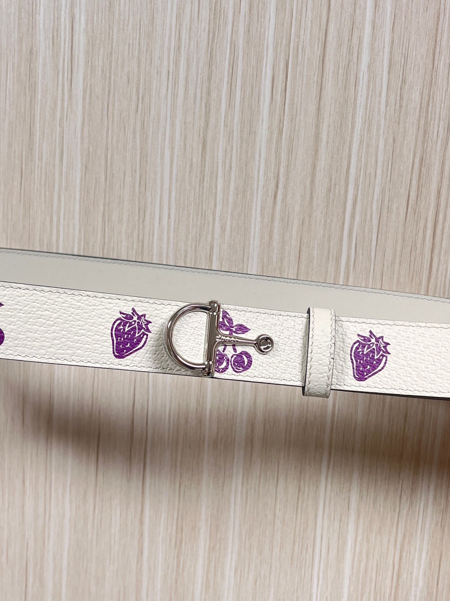 当季新款，春夏系列，品牌标志性的GG钻标识经重新诠释后，草莓，樱桃 印花米色进口牛皮，以光彩夺目的调呈现