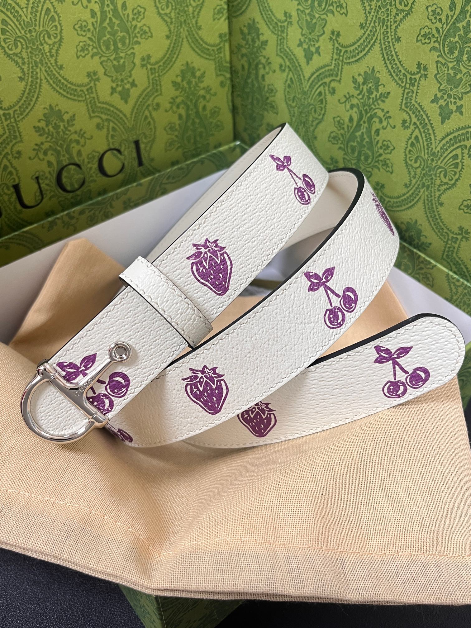 当季新款，春夏系列，品牌标志性的GG钻标识经重新诠释后，草莓，樱桃 印花米色进口牛皮，以光彩夺目的调呈现