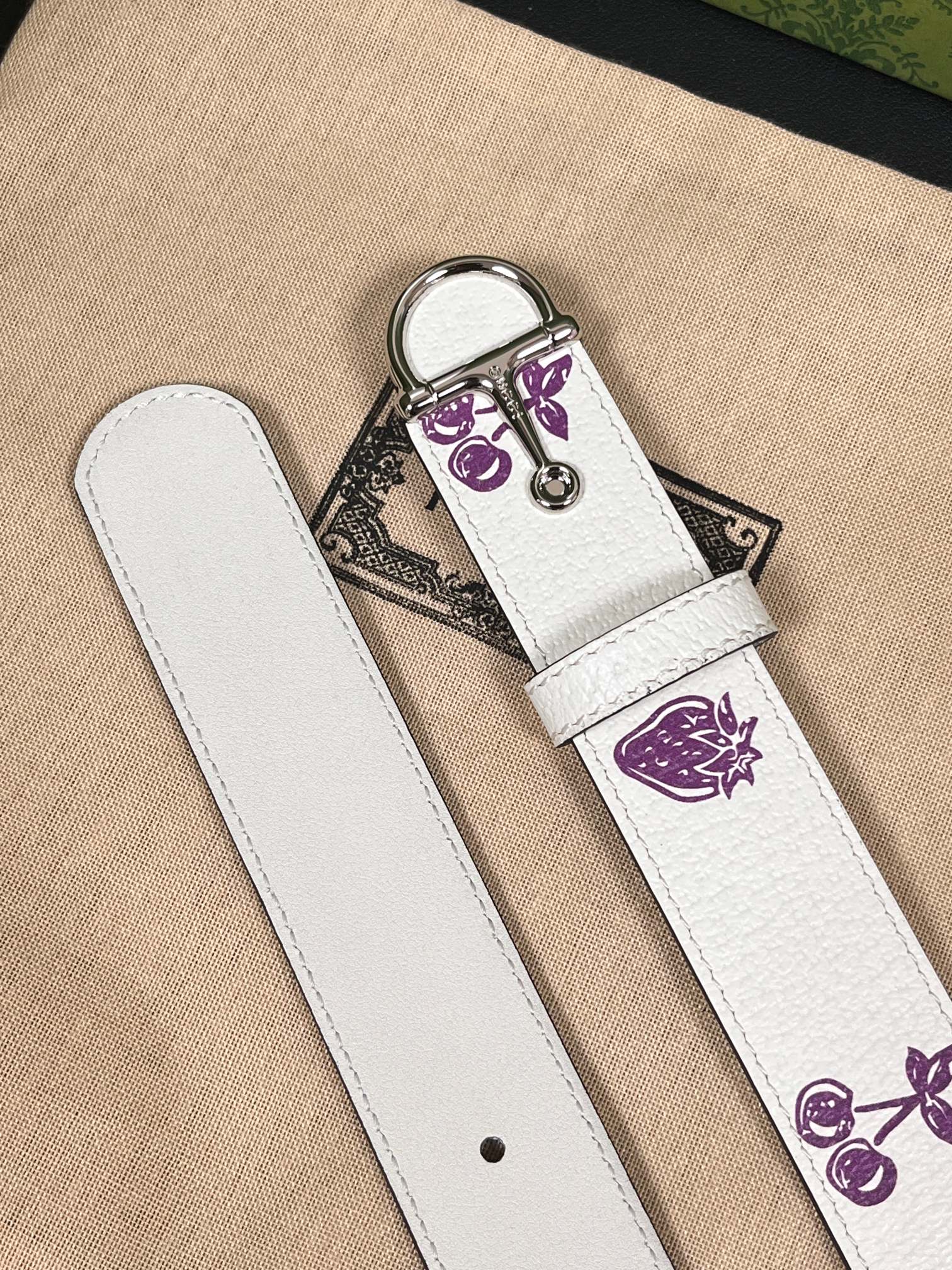 当季新款，春夏系列，品牌标志性的GG钻标识经重新诠释后，草莓，樱桃 印花米色进口牛皮，以光彩夺目的调呈现