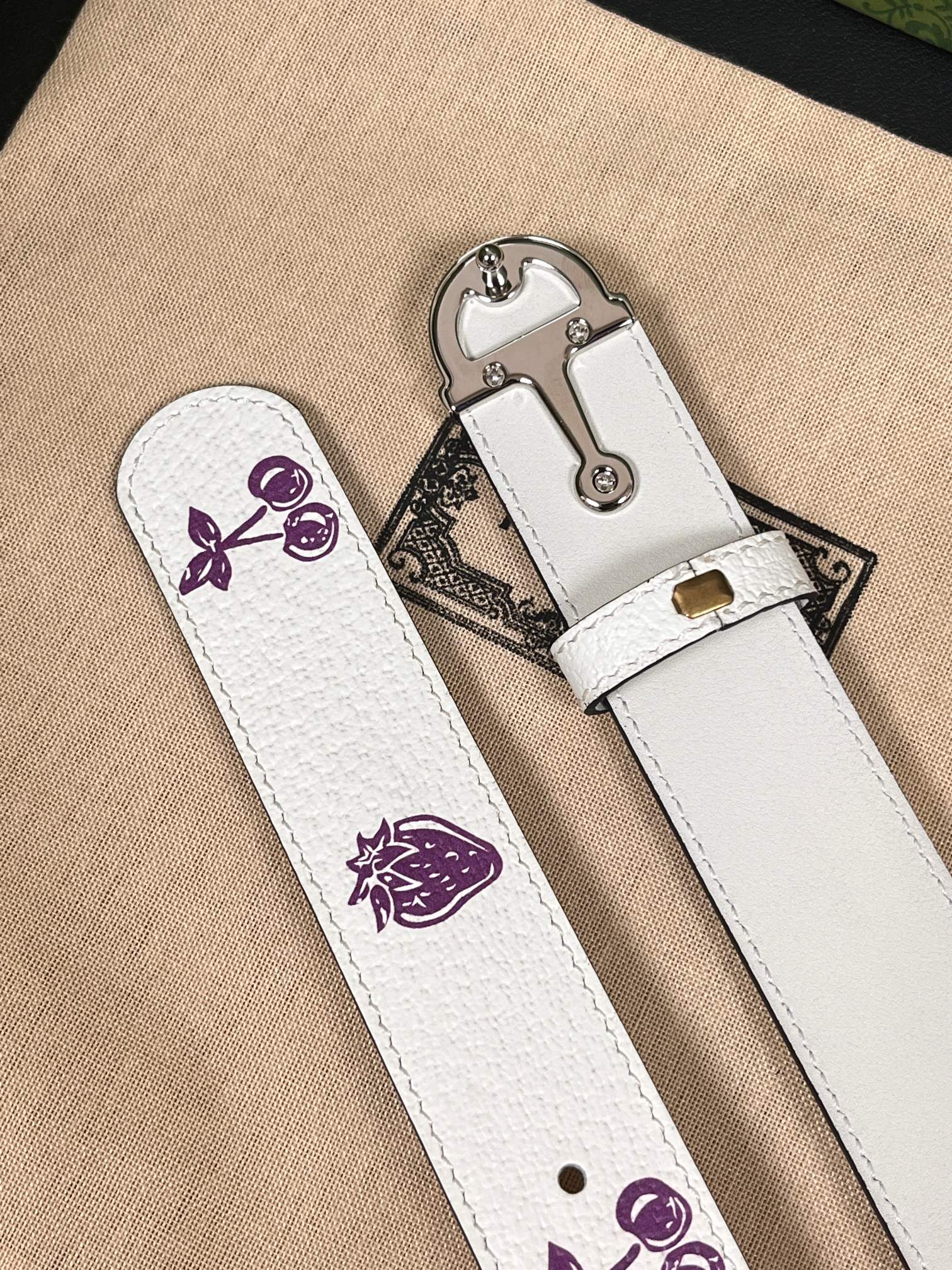 当季新款，春夏系列，品牌标志性的GG钻标识经重新诠释后，草莓，樱桃 印花米色进口牛皮，以光彩夺目的调呈现