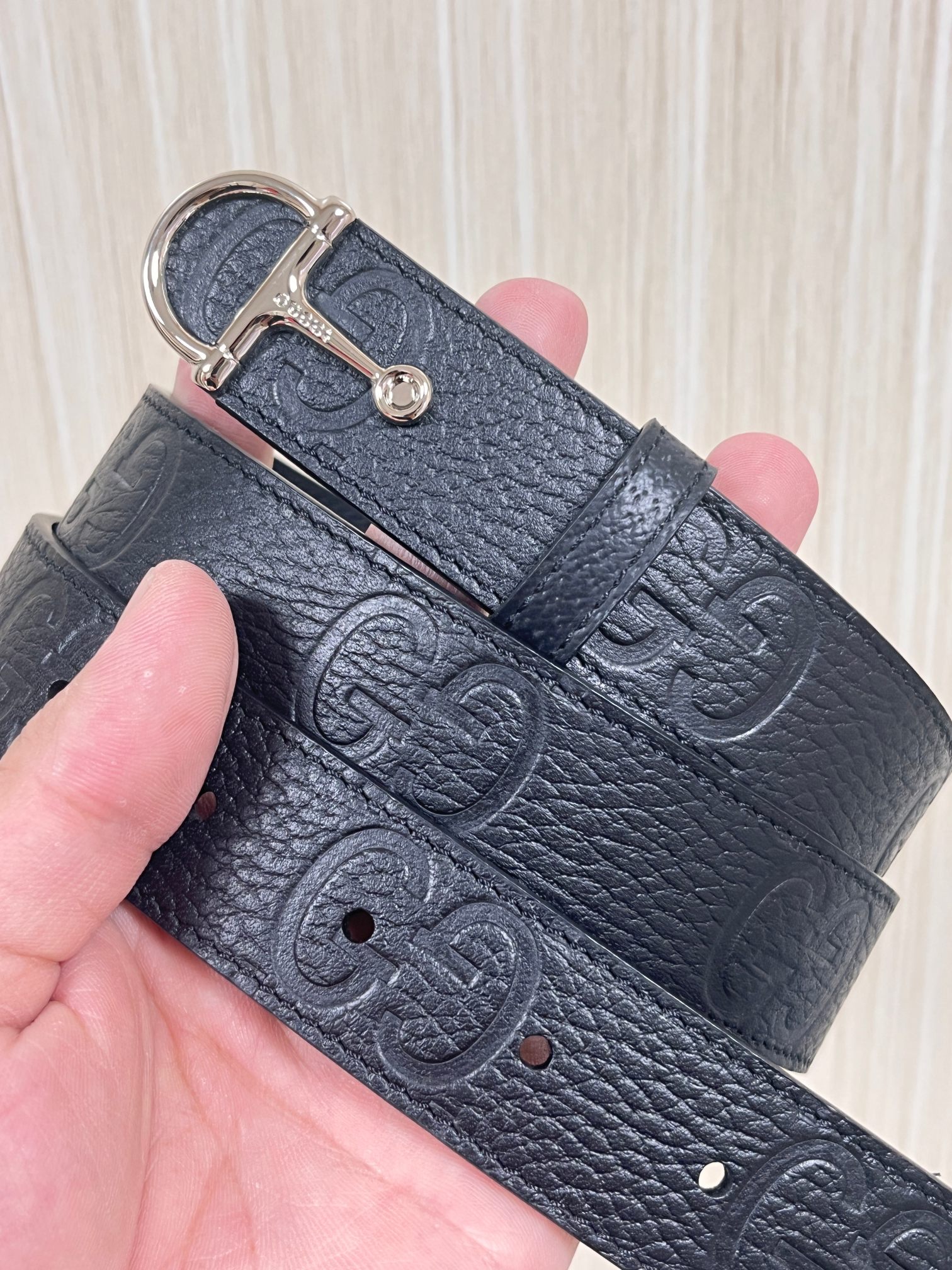 当季新款，春夏系列，品牌标志性的GG钻标识经重新诠释后， 压花黑色荔枝纹色进口牛皮，以光彩夺目的调呈现在