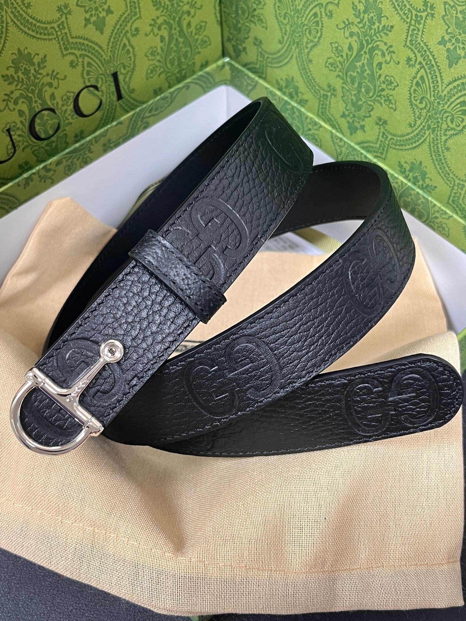 当季新款，春夏系列，品牌标志性的GG钻标识经重新诠释后， 压花黑色荔枝纹色进口牛皮，以光彩夺目的调呈现在