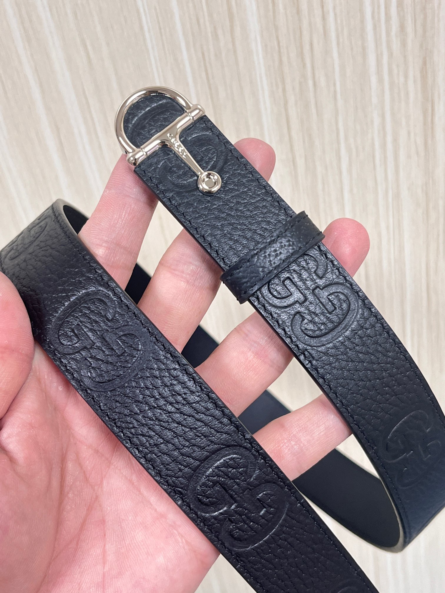 当季新款，春夏系列，品牌标志性的GG钻标识经重新诠释后， 压花黑色荔枝纹色进口牛皮，以光彩夺目的调呈现在