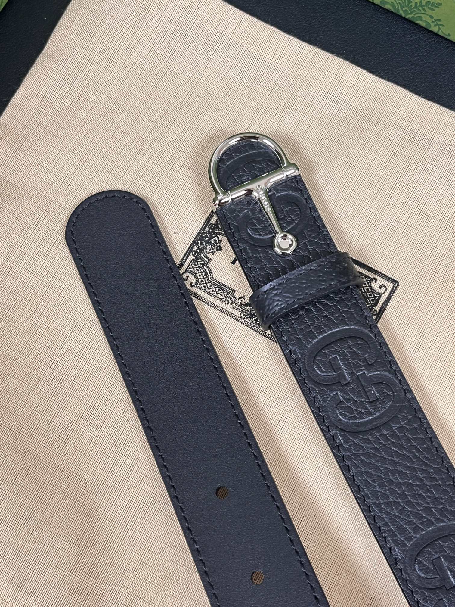 当季新款，春夏系列，品牌标志性的GG钻标识经重新诠释后， 压花黑色荔枝纹色进口牛皮，以光彩夺目的调呈现在