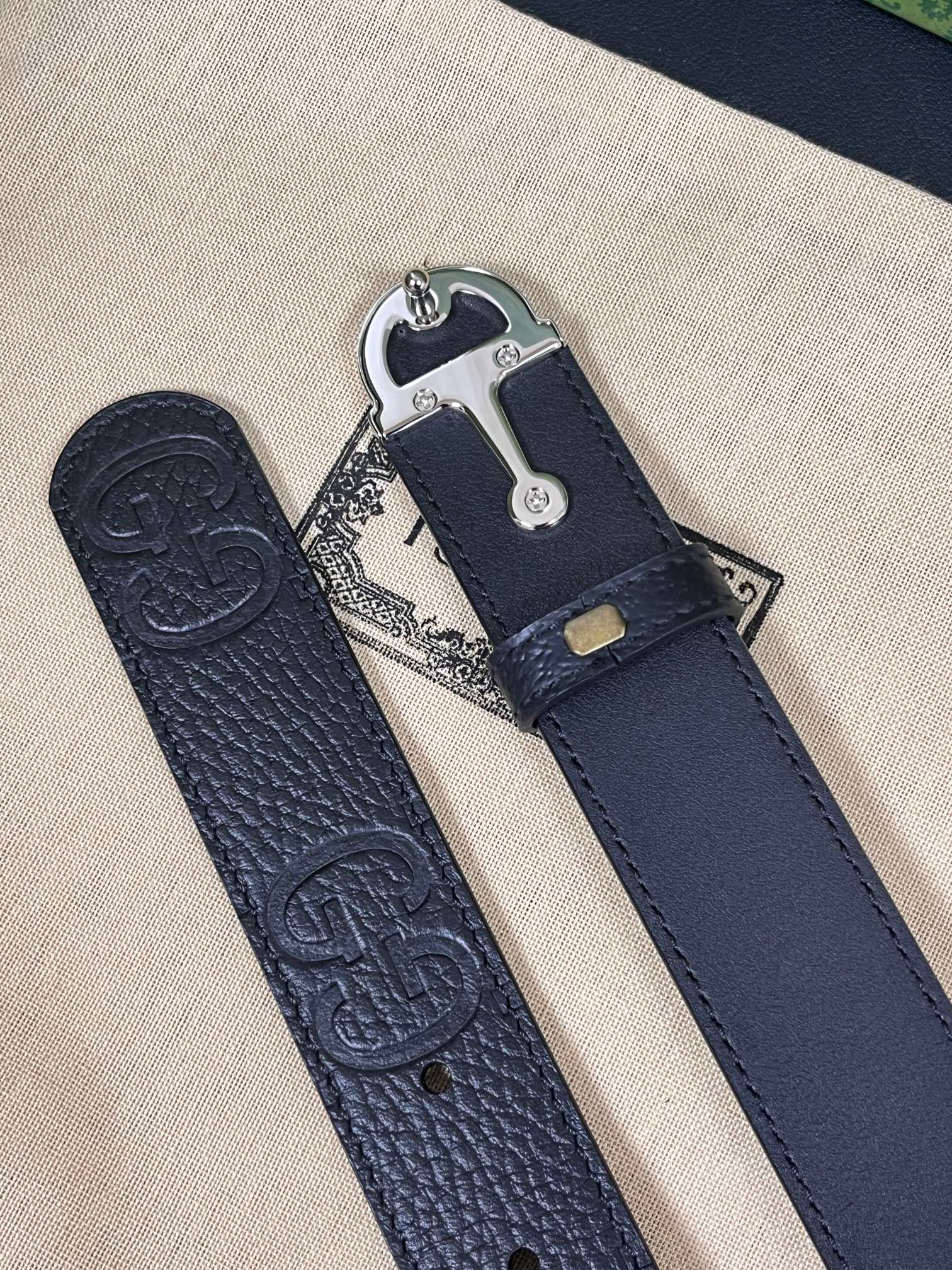 当季新款，春夏系列，品牌标志性的GG钻标识经重新诠释后， 压花黑色荔枝纹色进口牛皮，以光彩夺目的调呈现在