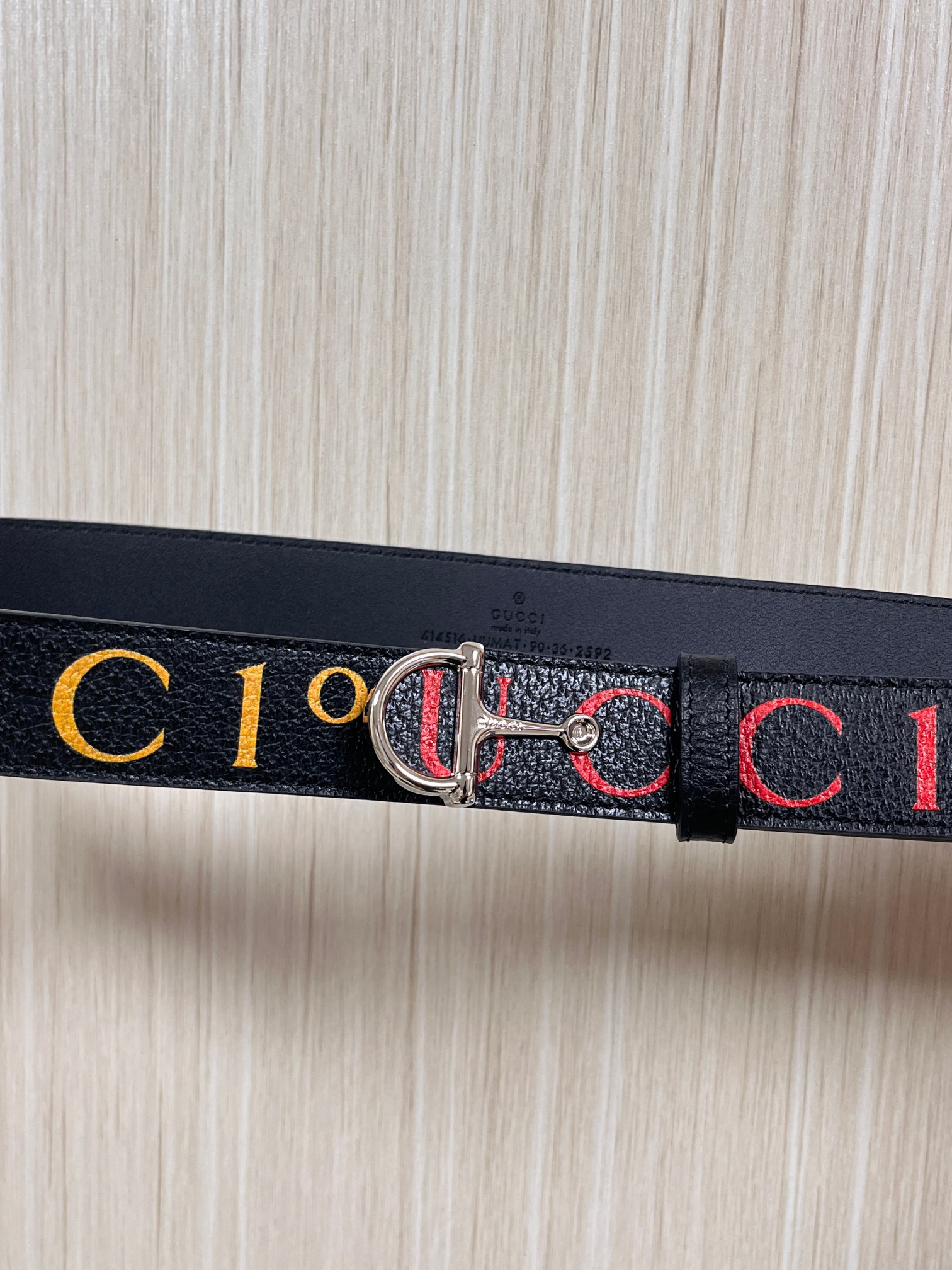 当季新款，春夏系列，品牌标志性的GG钻标识经重新诠释后， 印花黑色进口牛皮，以光彩夺目的调呈现在这款女腰