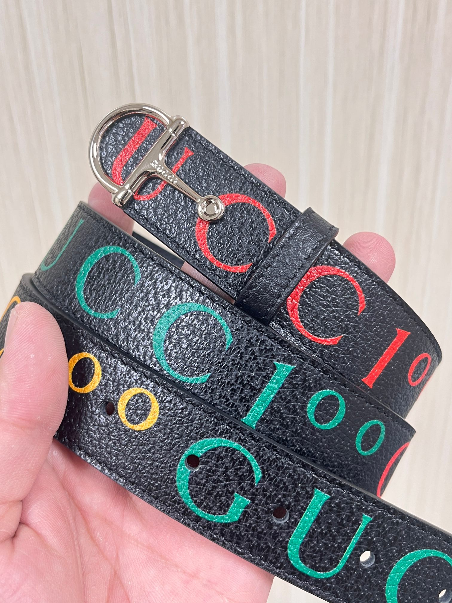 当季新款，春夏系列，品牌标志性的GG钻标识经重新诠释后， 印花黑色进口牛皮，以光彩夺目的调呈现在这款女腰