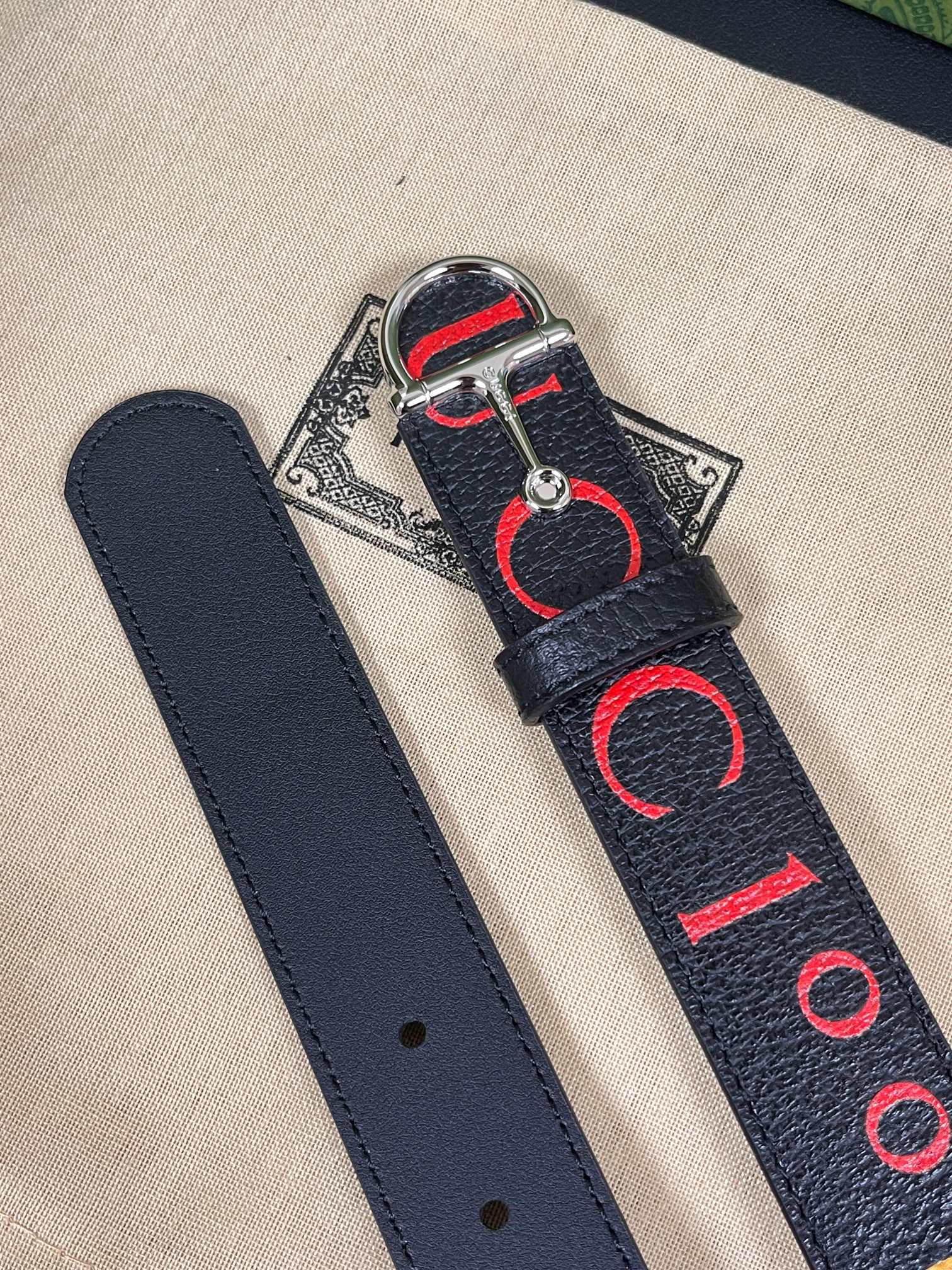 当季新款，春夏系列，品牌标志性的GG钻标识经重新诠释后， 印花黑色进口牛皮，以光彩夺目的调呈现在这款女腰