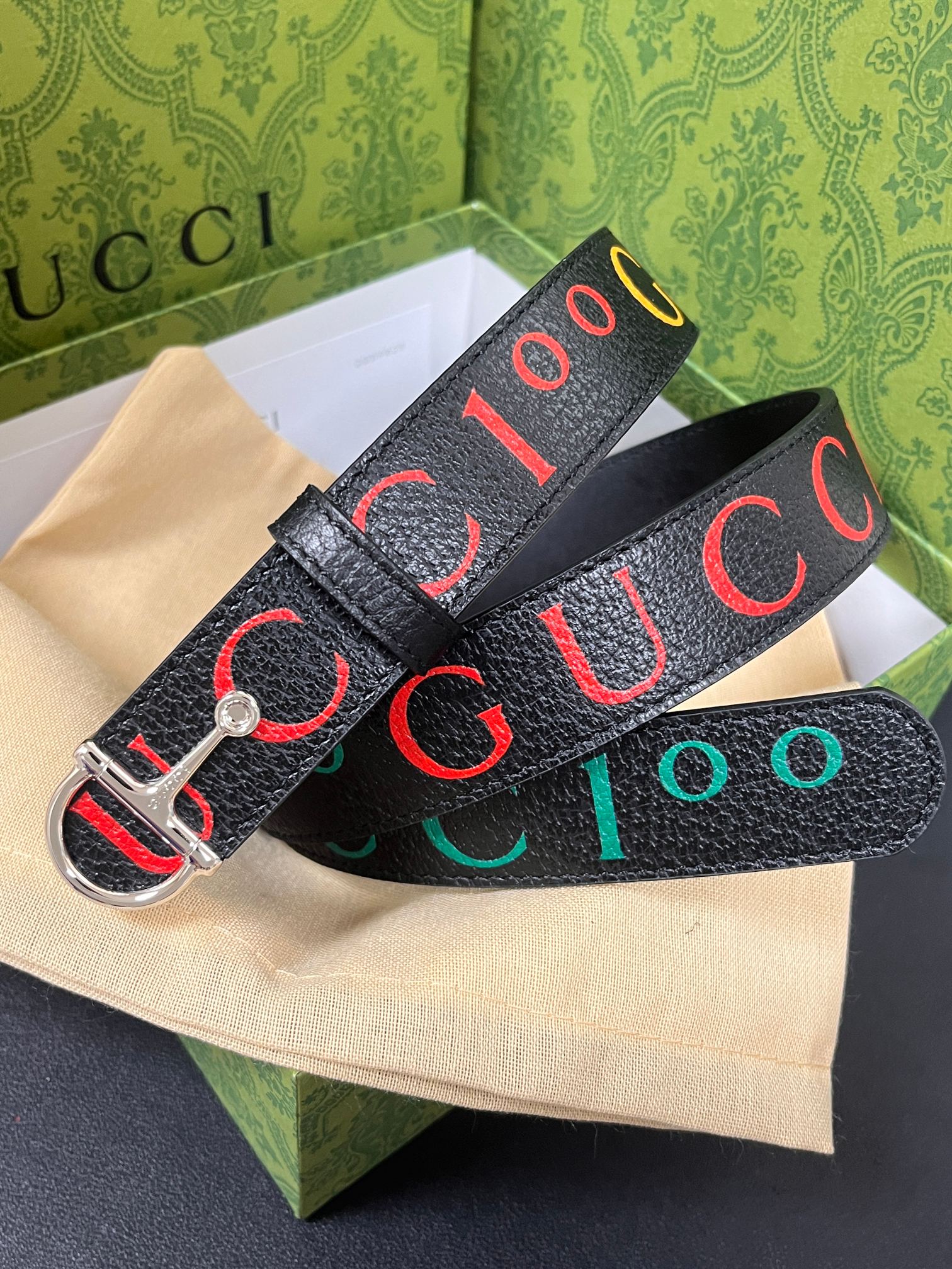 当季新款，春夏系列，品牌标志性的GG钻标识经重新诠释后， 印花黑色进口牛皮，以光彩夺目的调呈现在这款女腰