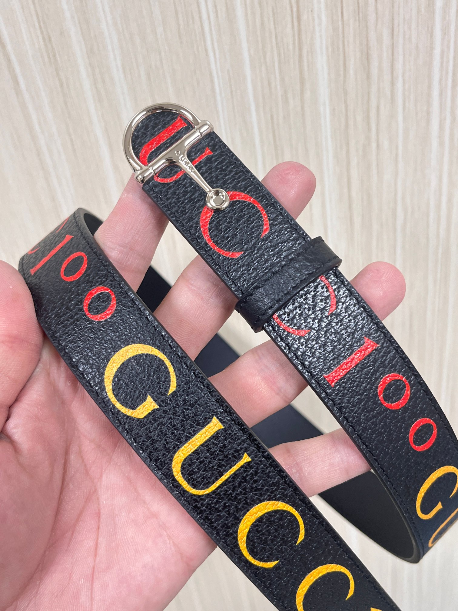 当季新款，春夏系列，品牌标志性的GG钻标识经重新诠释后， 印花黑色进口牛皮，以光彩夺目的调呈现在这款女腰