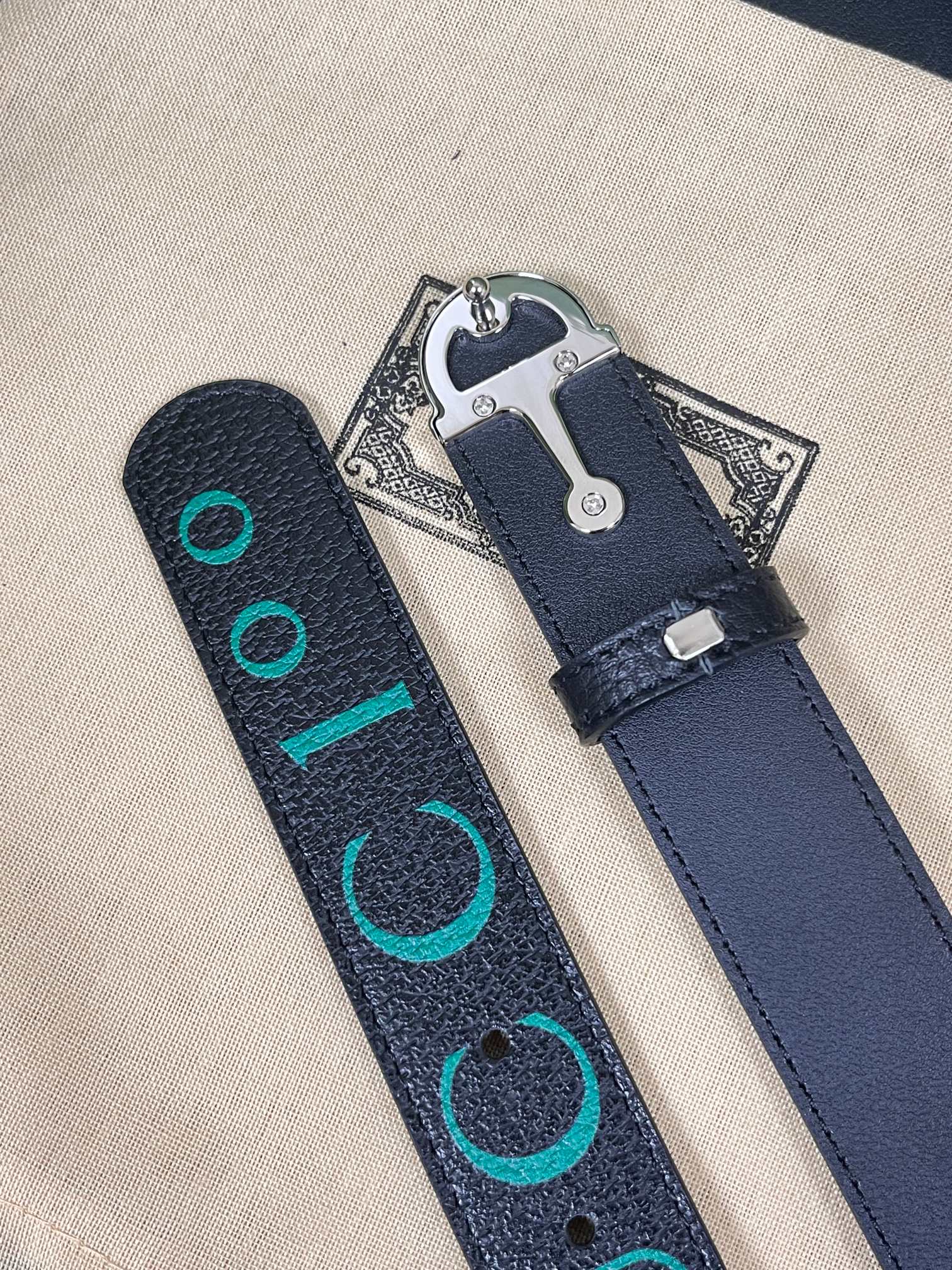 当季新款，春夏系列，品牌标志性的GG钻标识经重新诠释后， 印花黑色进口牛皮，以光彩夺目的调呈现在这款女腰