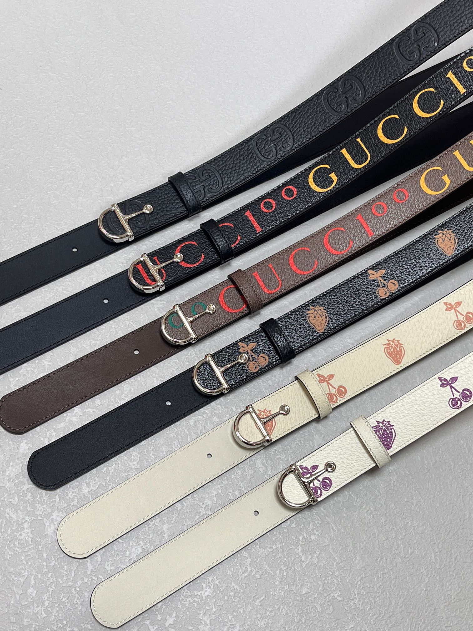 当季新款，春夏系列，品牌标志性的GG钻标识经重新诠释后， 印花多色色进口牛皮，以光彩夺目的调呈现在这款女