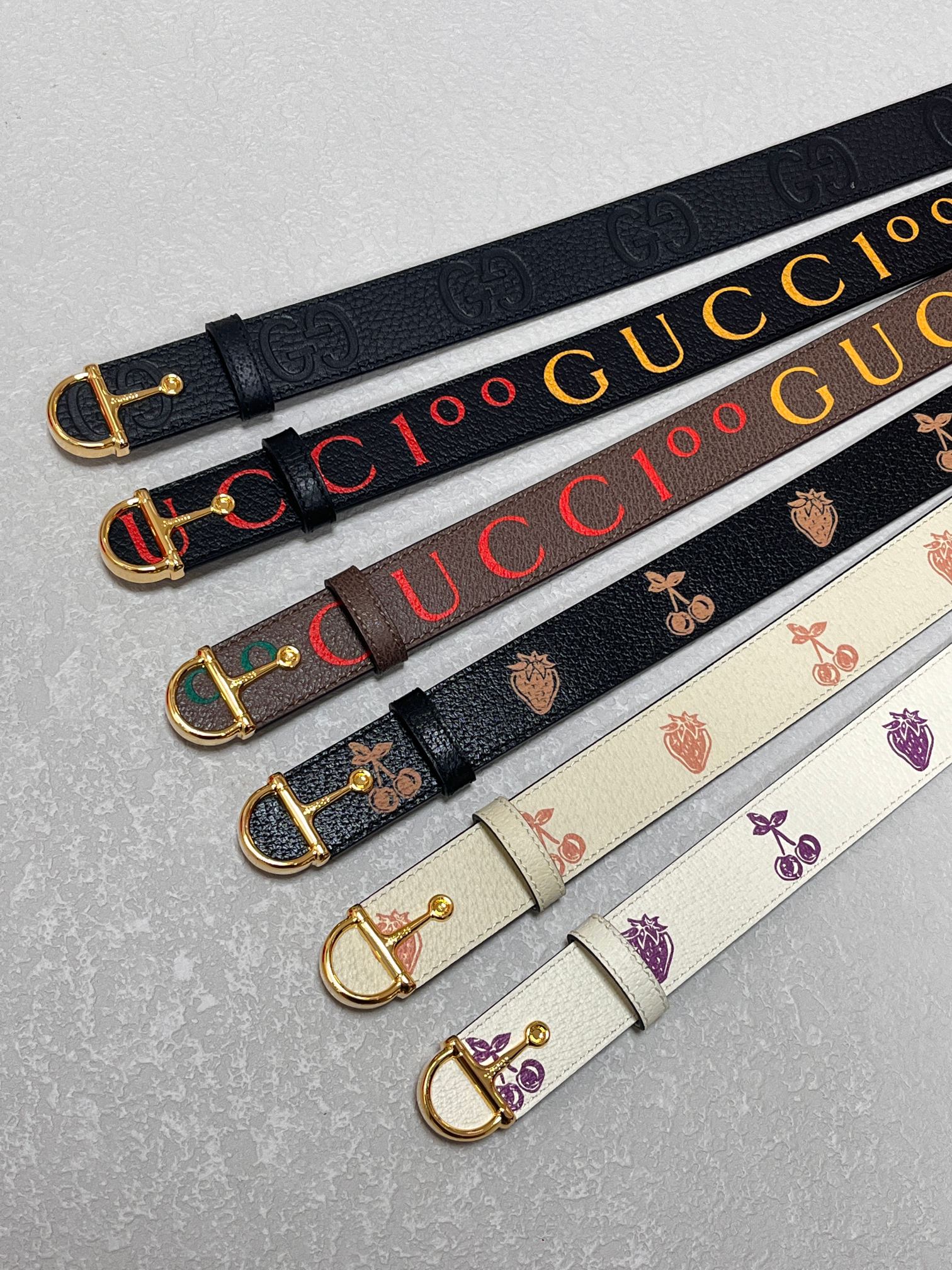 当季新款，春夏系列，品牌标志性的GG钻标识经重新诠释后， 印花多色色进口牛皮，以光彩夺目的调呈现在这款女