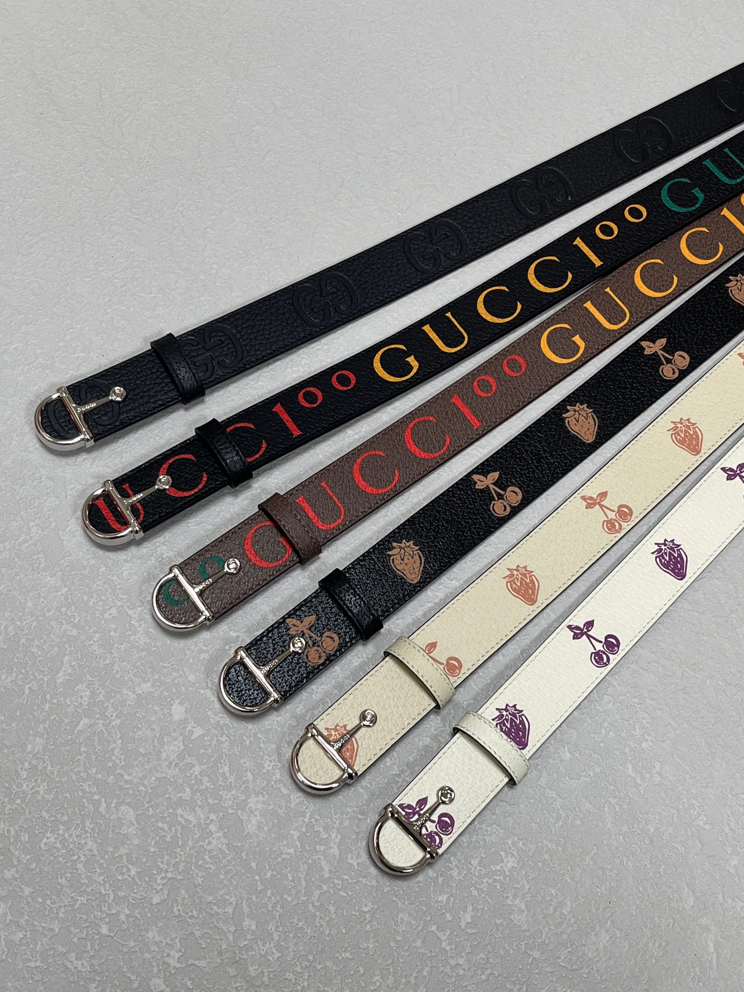 当季新款，春夏系列，品牌标志性的GG钻标识经重新诠释后， 印花多色色进口牛皮，以光彩夺目的调呈现在这款女