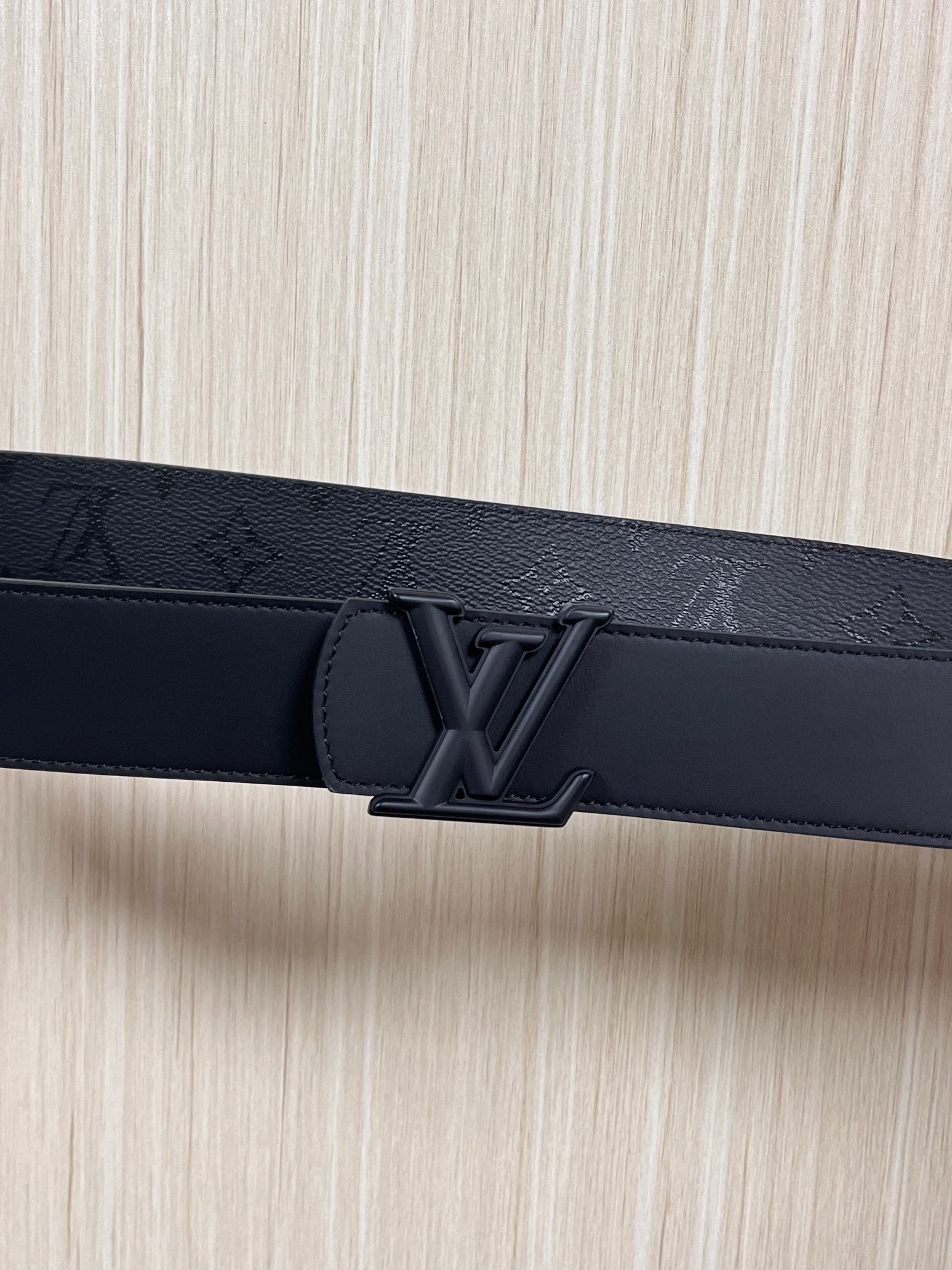 当季新款一腰带两穿：双面设计，一面哑光灰花花休闲，一面纯黑商务，轻松适配通勤、休闲、正式等全场景，经典与