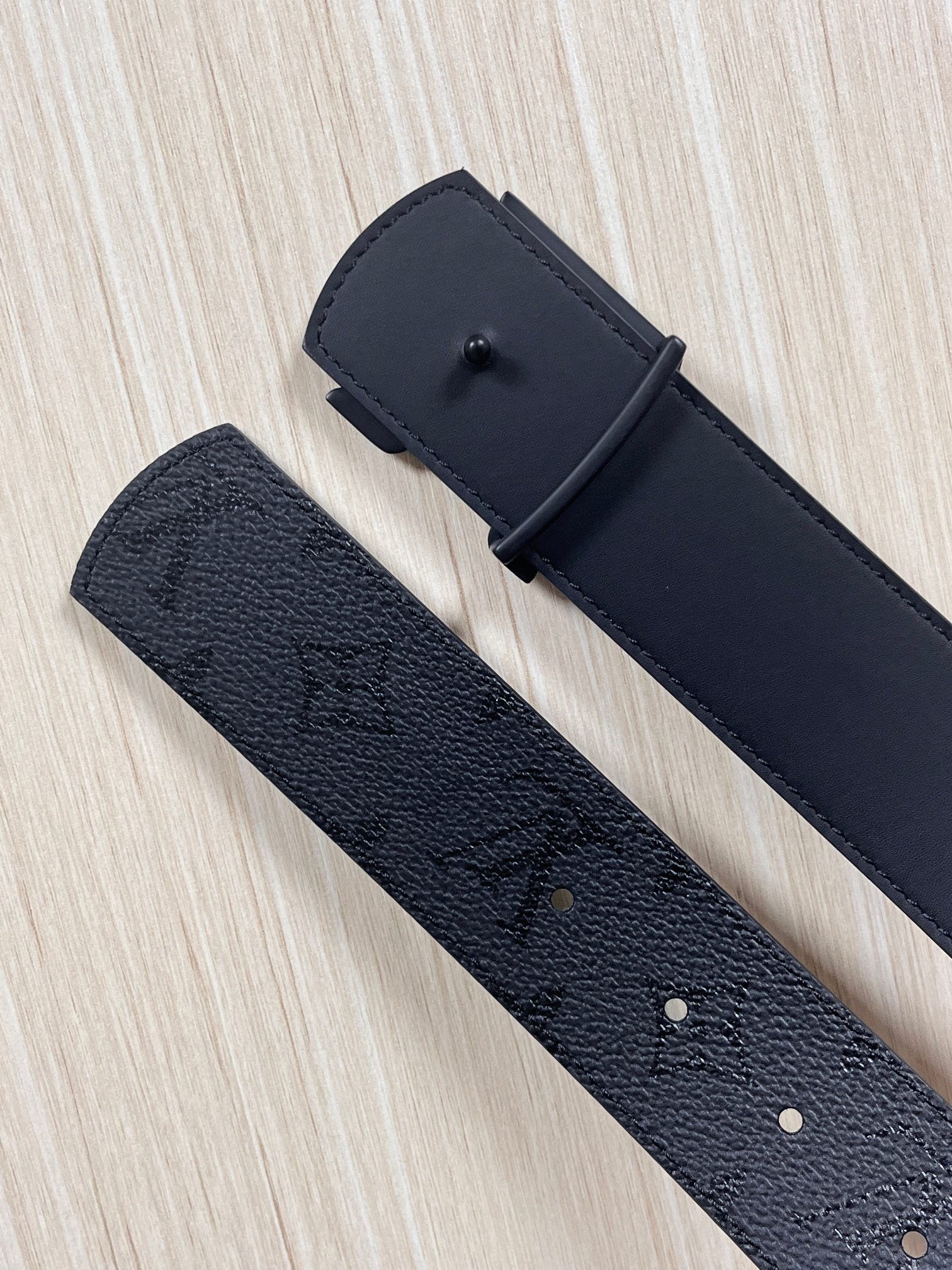 当季新款一腰带两穿：双面设计，一面哑光灰花花休闲，一面纯黑商务，轻松适配通勤、休闲、正式等全场景，经典与