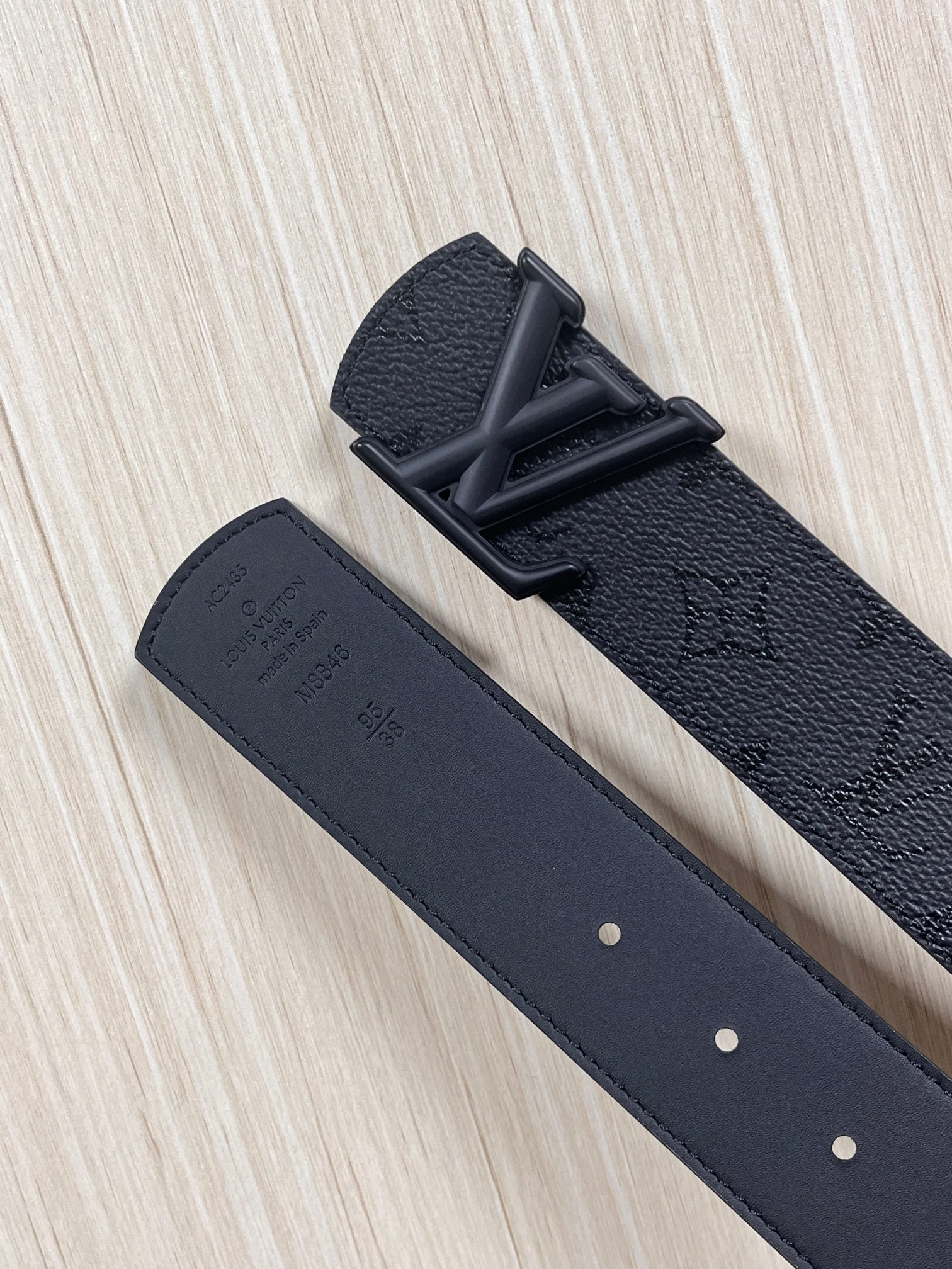 当季新款一腰带两穿：双面设计，一面哑光灰花花休闲，一面纯黑商务，轻松适配通勤、休闲、正式等全场景，经典与