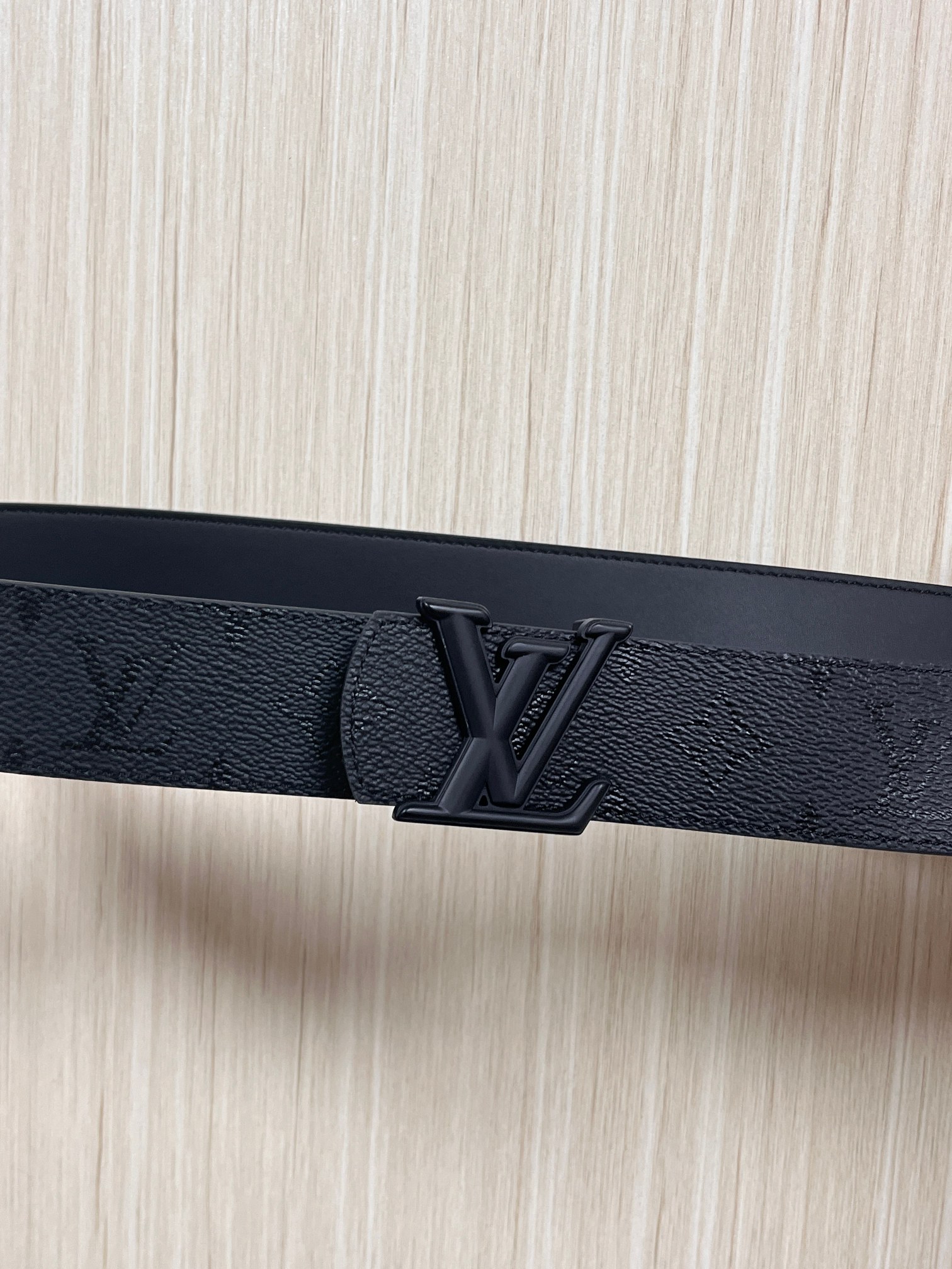 当季新款一腰带两穿：双面设计，一面哑光灰花花休闲，一面纯黑商务，轻松适配通勤、休闲、正式等全场景，经典与