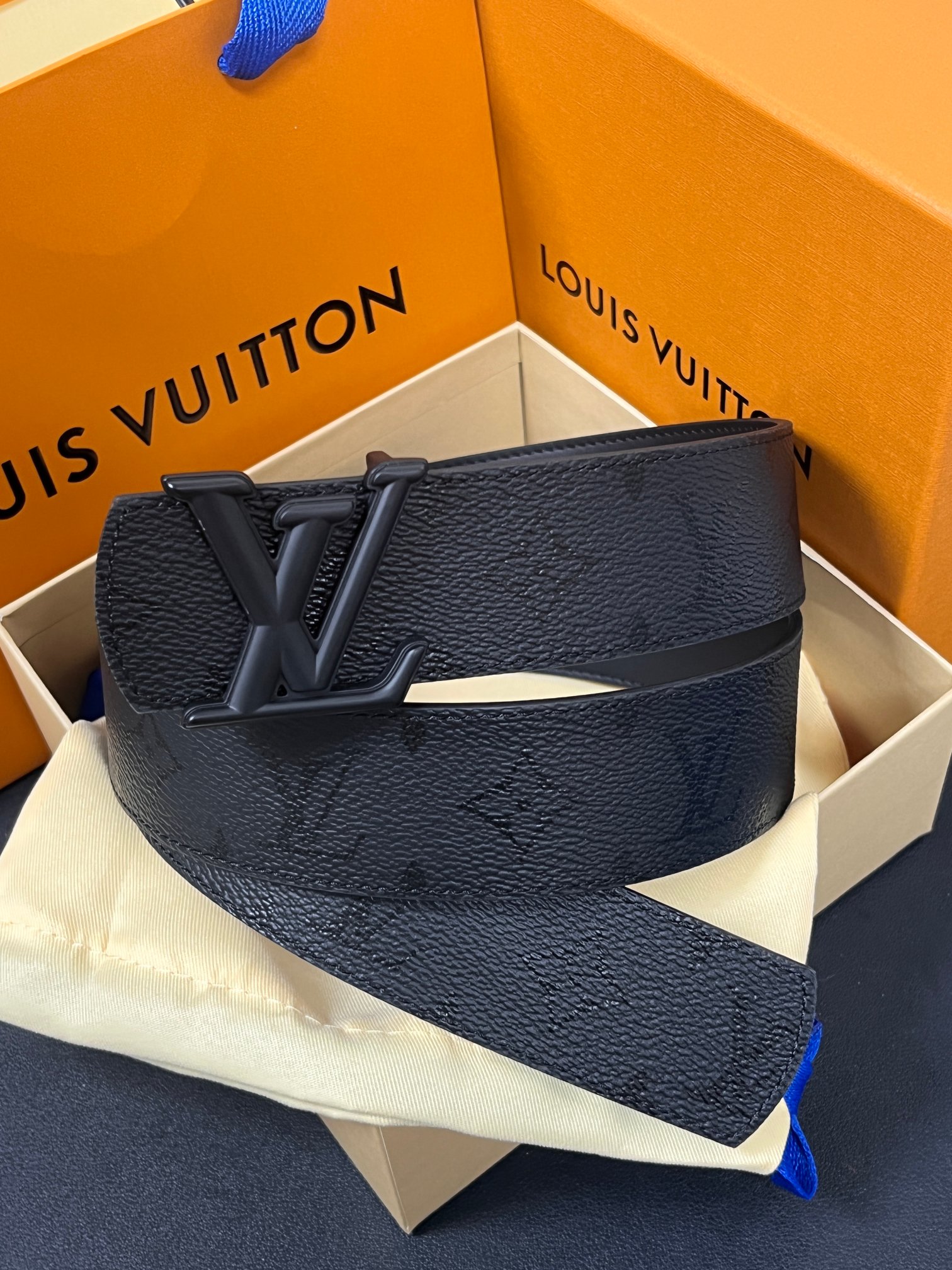 当季新款一腰带两穿：双面设计，一面哑光灰花花休闲，一面纯黑商务，轻松适配通勤、休闲、正式等全场景，经典与