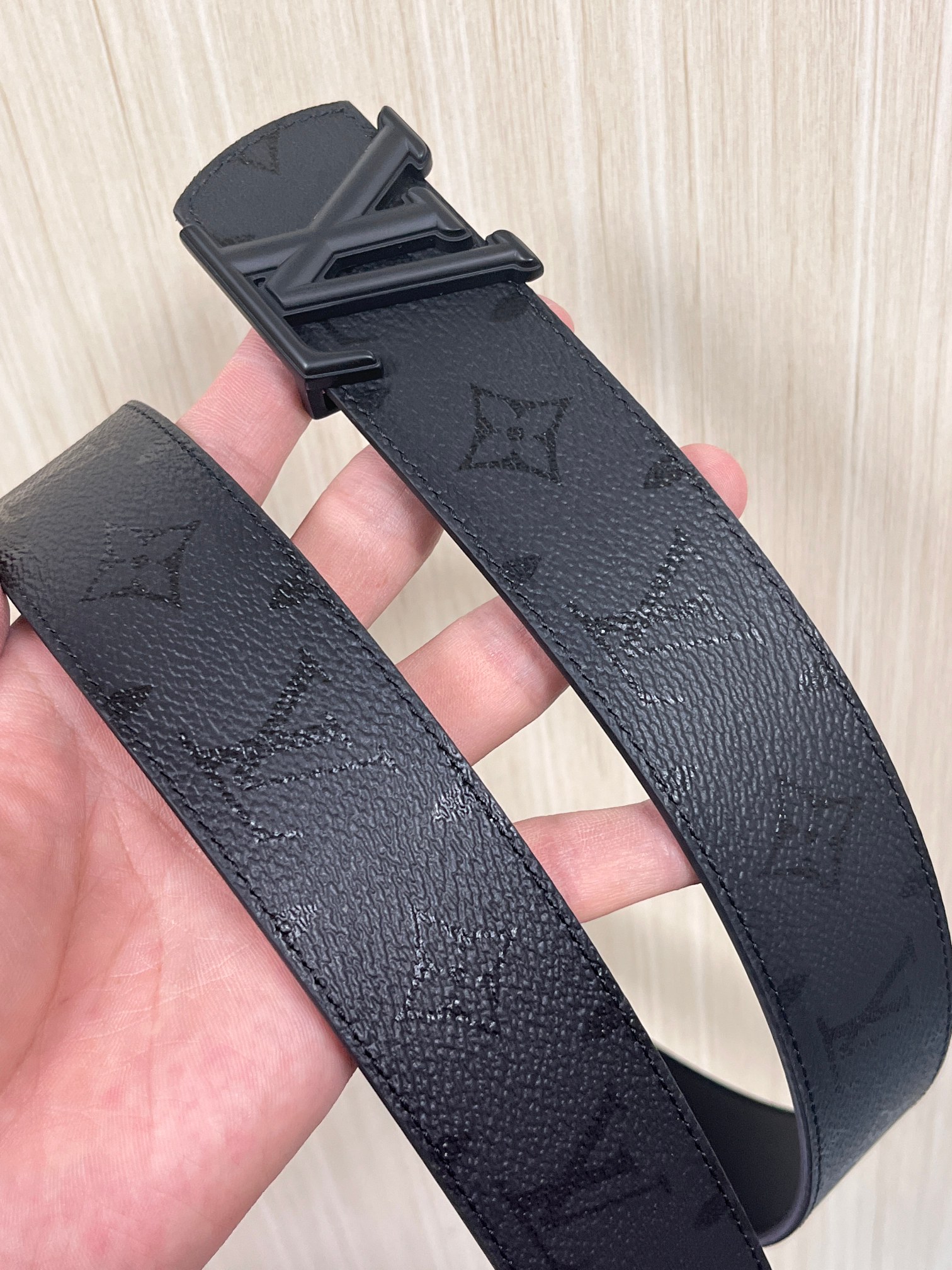 当季新款一腰带两穿：双面设计，一面哑光灰花花休闲，一面纯黑商务，轻松适配通勤、休闲、正式等全场景，经典与