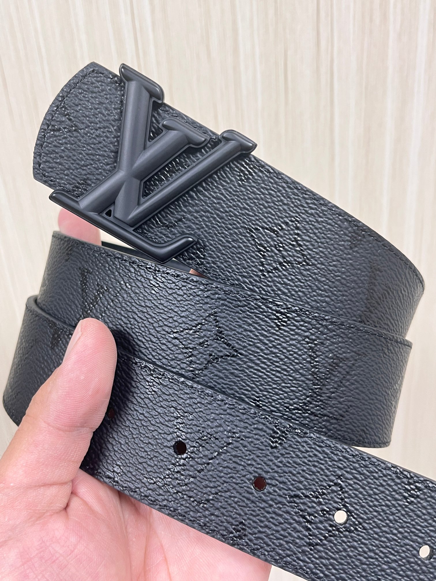 当季新款一腰带两穿：双面设计，一面哑光灰花花休闲，一面纯黑商务，轻松适配通勤、休闲、正式等全场景，经典与