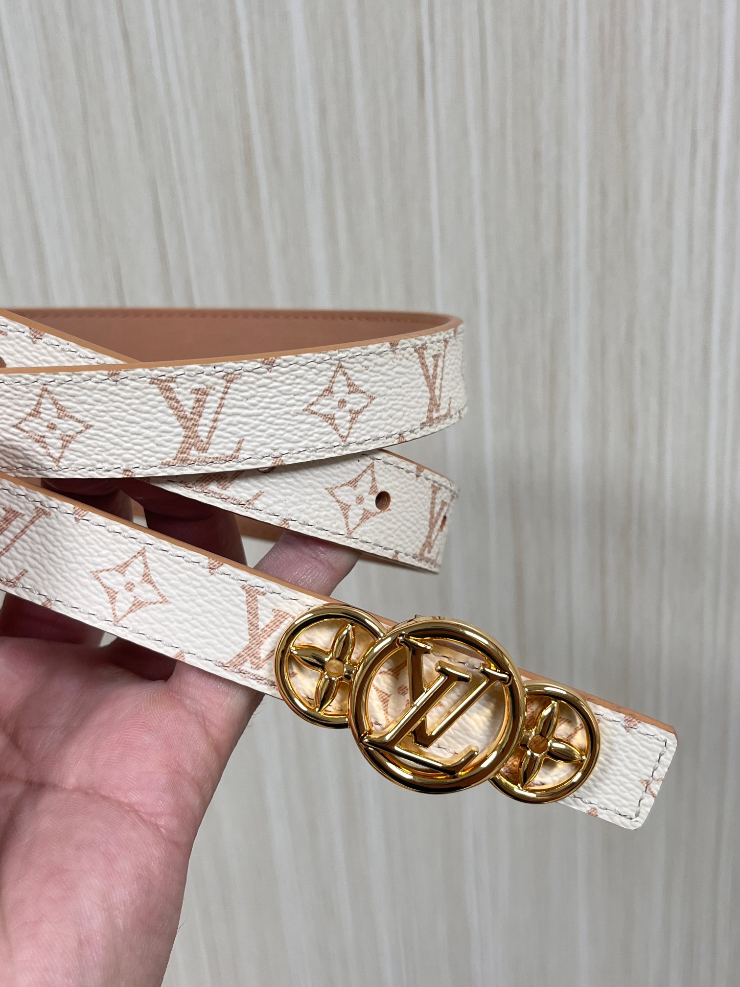 2.0宽度双面进口皮 ，一面印花，一面小牛皮，搭配精品金色扣。精工细做官网同步。2.0宽三环扣。