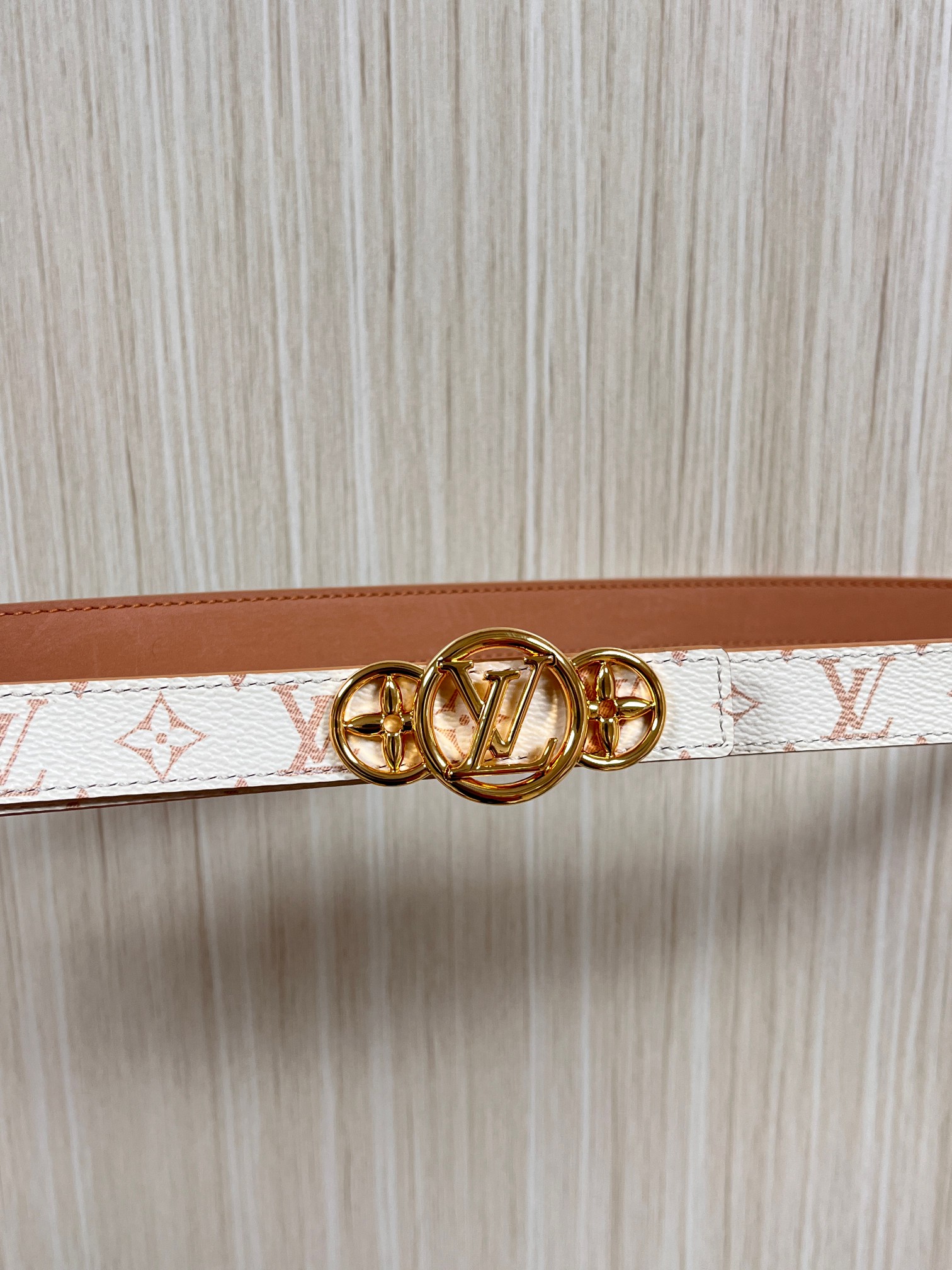 2.0宽度双面进口皮 ，一面印花，一面小牛皮，搭配精品金色扣。精工细做官网同步。2.0宽三环扣。