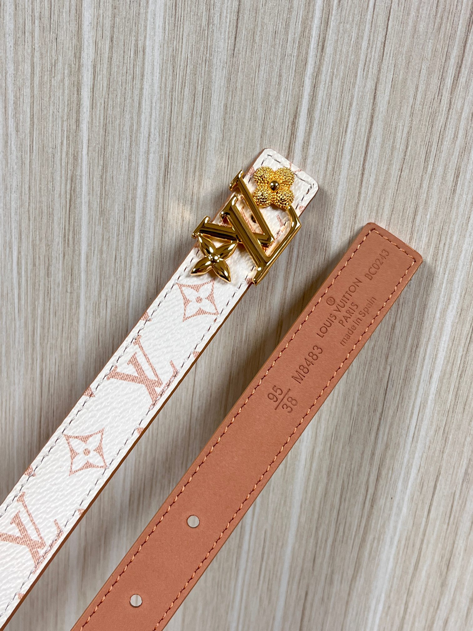 2.0宽度双面进口皮 ，一面印花，一面小牛皮，搭配精品金色扣。精工细做官网同步。2.0宽