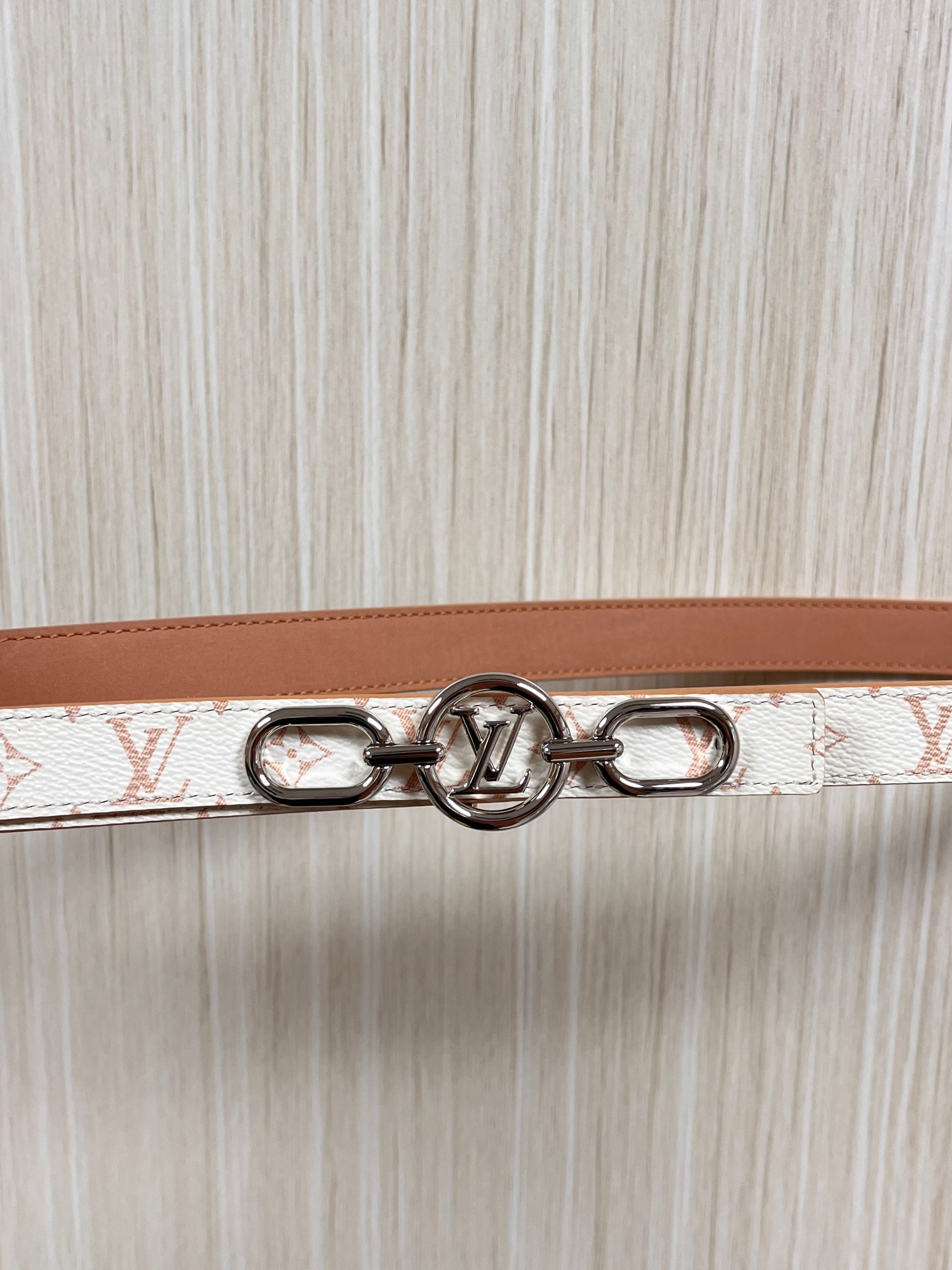 2.0宽度双面进口皮 ，一面印花，一面小牛皮，搭配精品金色扣。精工细做官网同步。2.0宽黑8字扣