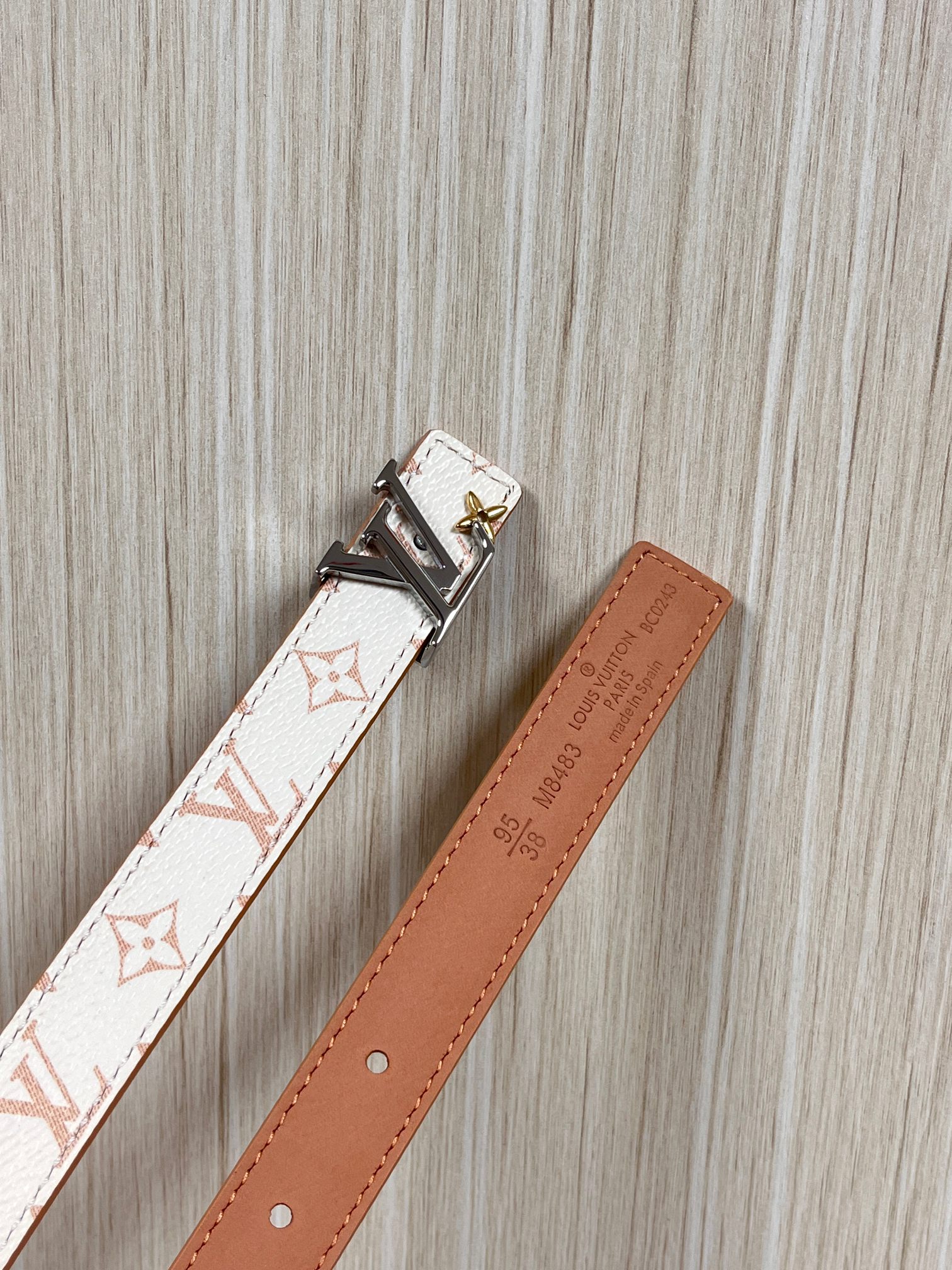 2.0宽度双面进口皮 ，一面印花，一面小牛皮，搭配精品金色扣。精工细做官网同步。2.0宽黑滴胶扣